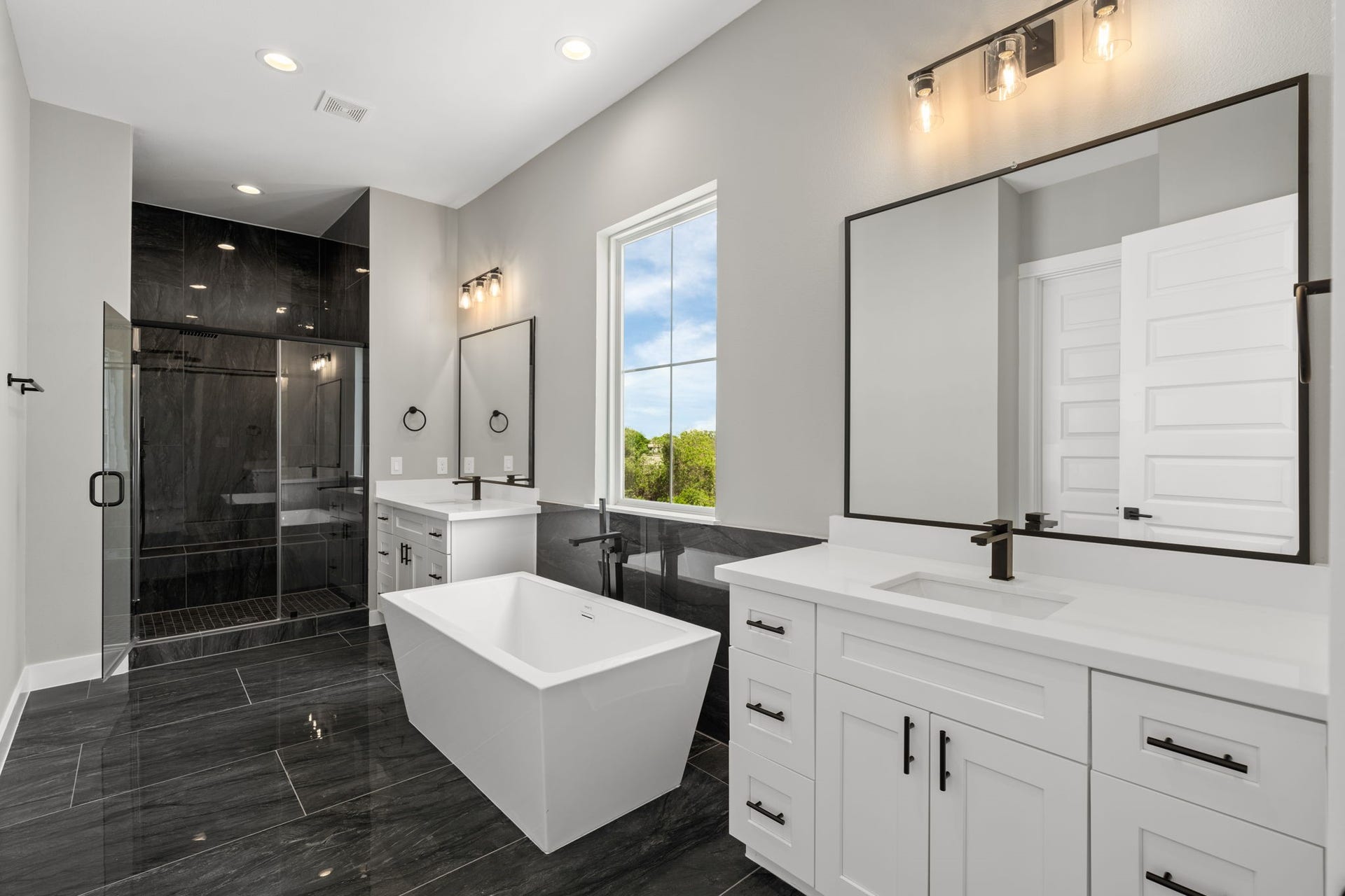 1175 W 19th Street, Houston, TX 77008 Incredible primary bathroom with soaking tub and standing shower