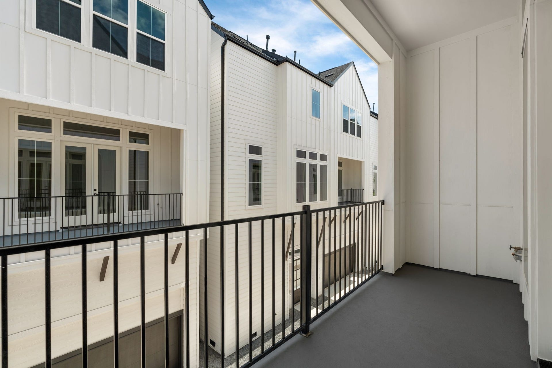 1175 W 19th Street, Houston, TX 77008 Spacious for your outdoor furniture and plants.