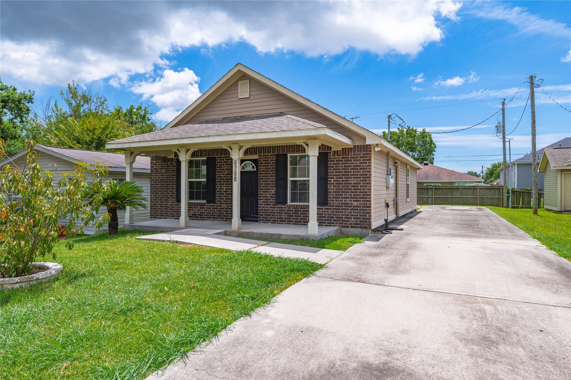 Spacious 2 bedroom 1 full bath home in Texas City.
