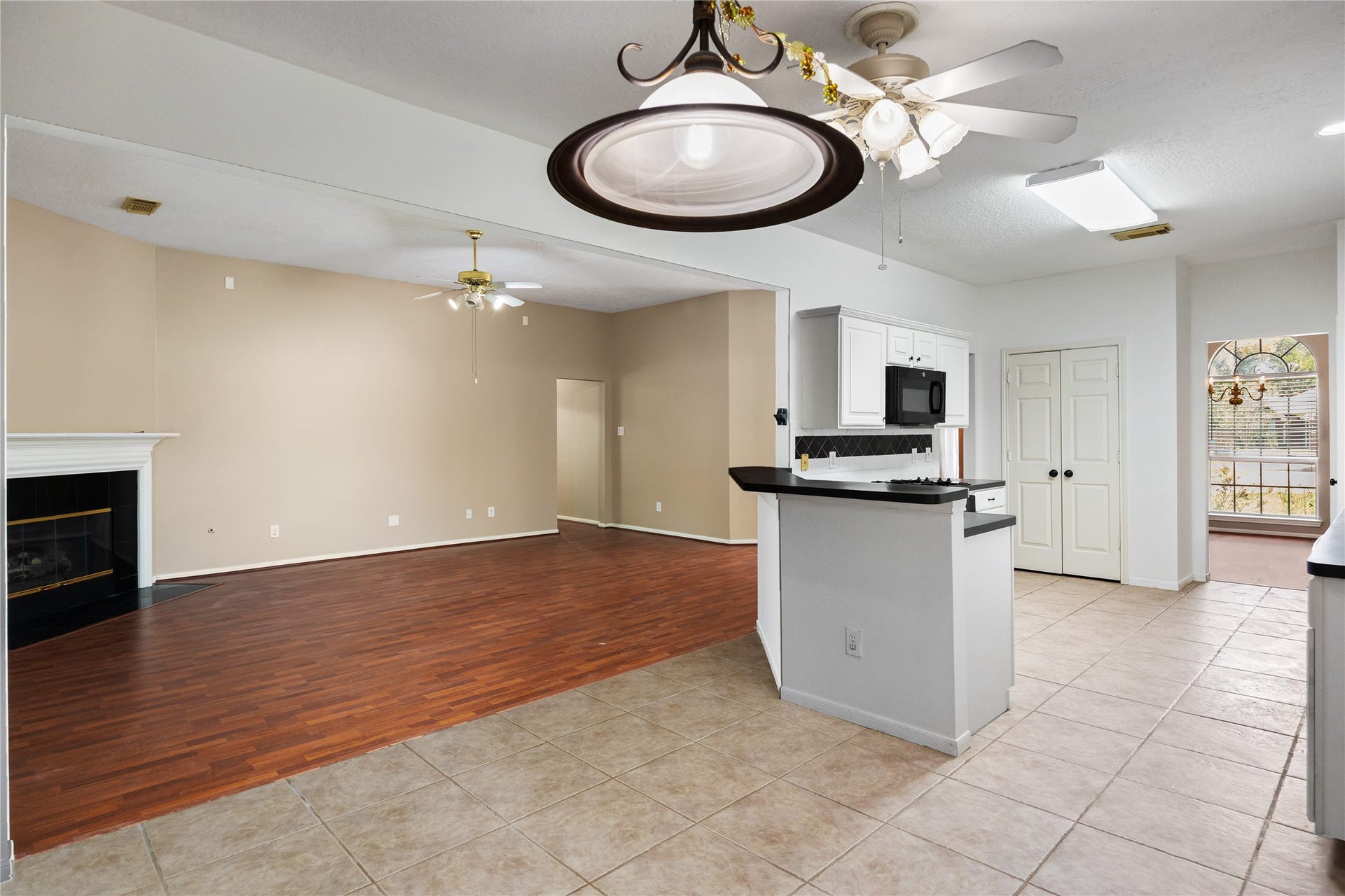16926 Cobbler Crossing Drive, Sugar Land, TX 77498 Light, bright and ready to make the most of every meal, this open kitchen and casual dining space keeps daily life feeling easy. The wraparound bar connects directly to the family room, so cooking, serving and conversation can all happen in one comfortable flow.