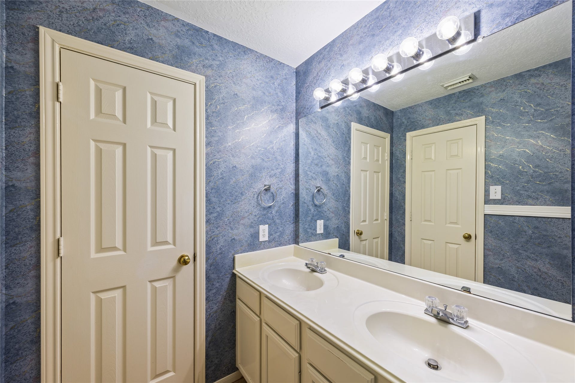 16926 Cobbler Crossing Drive, Sugar Land, TX 77498 The full bathroom makes mornings and overnight stays easy, with a dual sink vanity offering excellent storage and a wide mirror topped by bright vanity lighting. A private water closet with the tub and shower enclosure and toilet adds a little extra privacy to the layout.