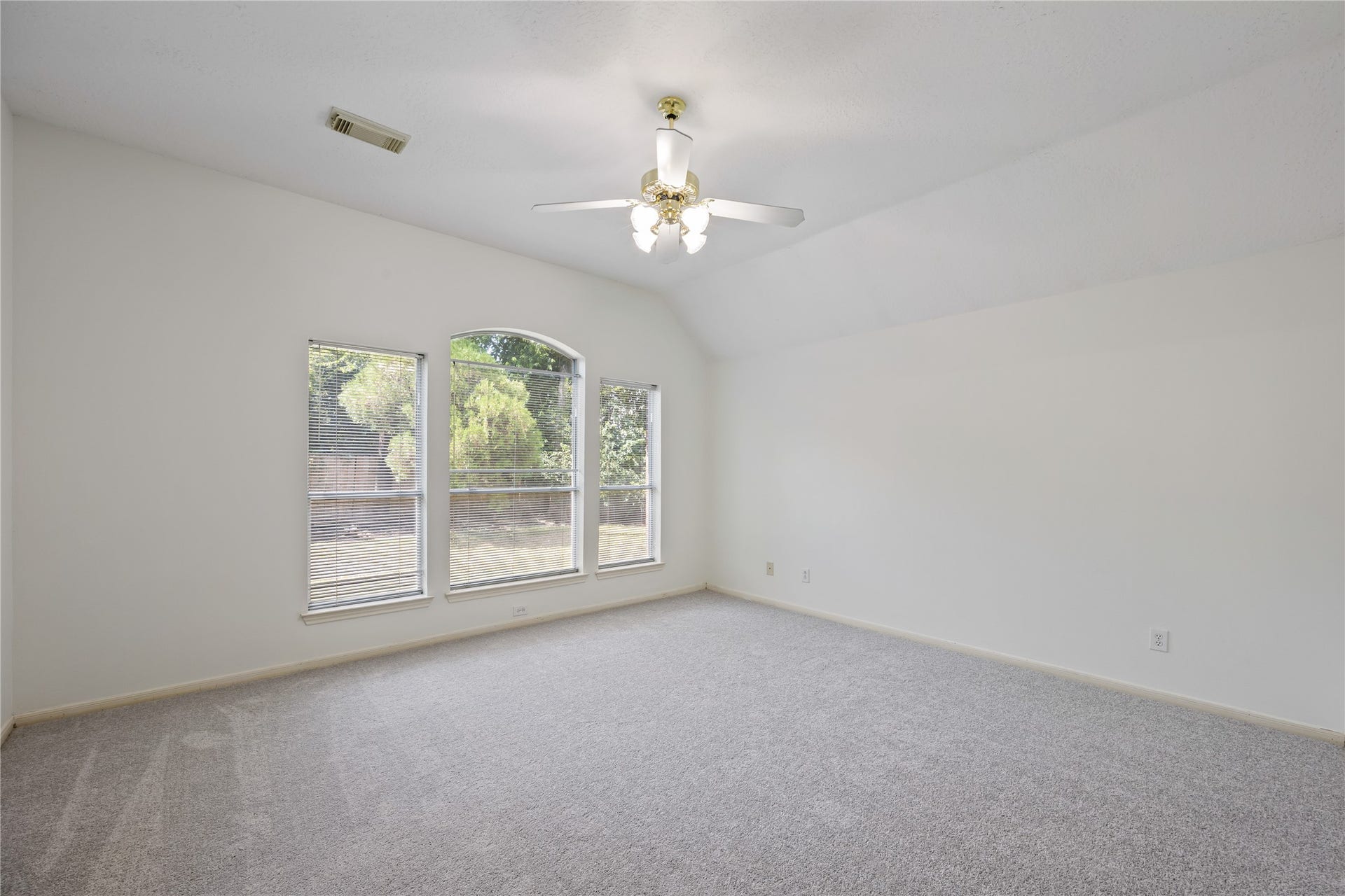 16926 Cobbler Crossing Drive, Sugar Land, TX 77498 This spacious primary retreat gives you room to truly stretch out and unwind, with a soft neutral palette, plush carpeting, backyard views and a vaulted ceiling that adds to the open, relaxing feel.
