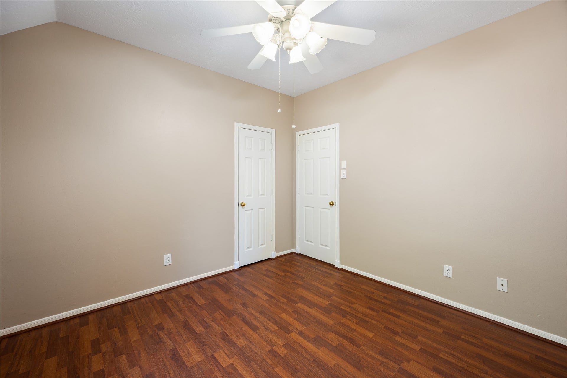 16926 Cobbler Crossing Drive, Sugar Land, TX 77498 Flexibility is the real bonus here. Whether you need a comfortable guest room, a quiet hobby space or a dedicated workout room, this second guest bedroom gives you room to make it fit your life, with warm wood look laminate flooring and a cooling ceiling fan.