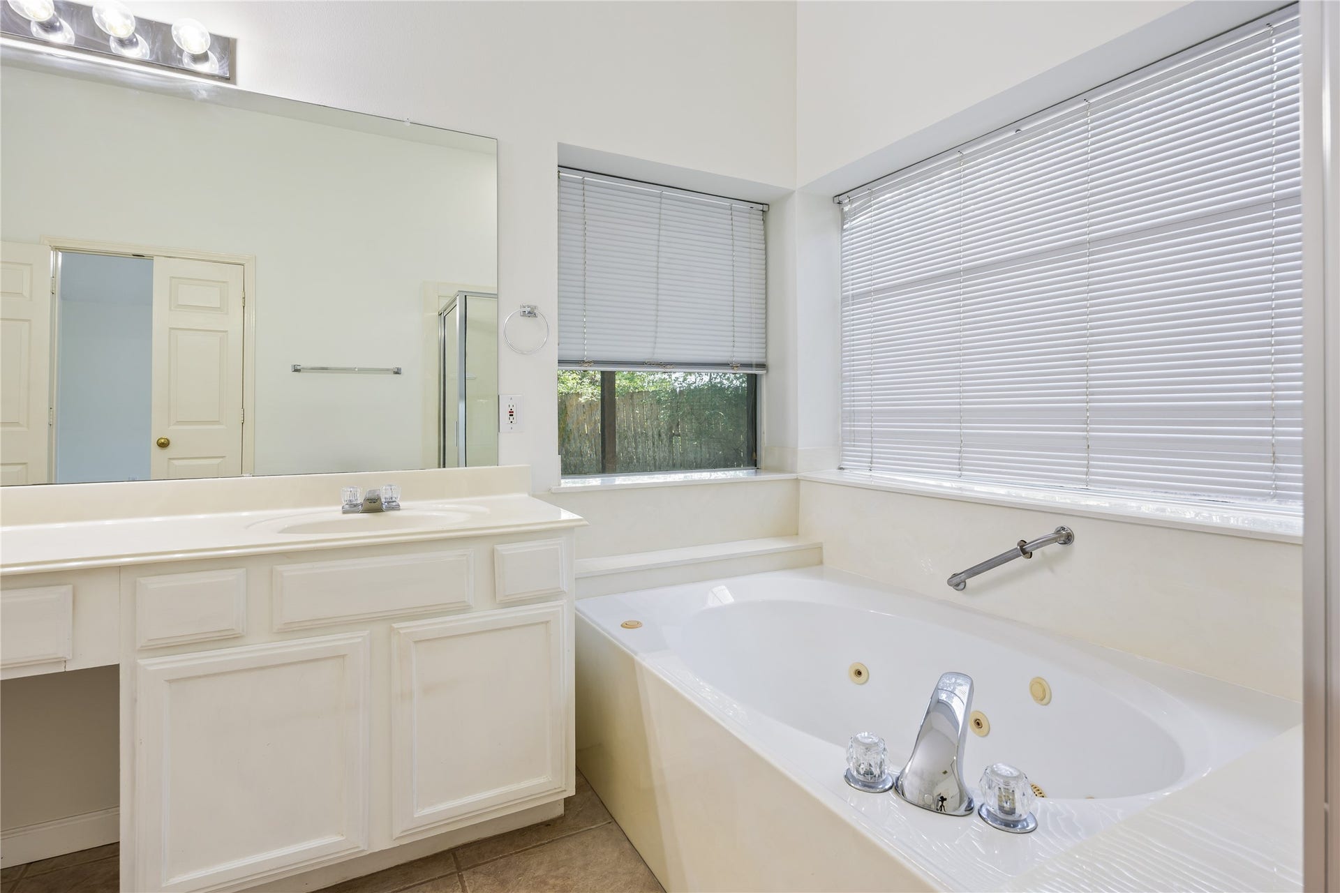 16926 Cobbler Crossing Drive, Sugar Land, TX 77498 Consider this your invitation to linger a little longer, with a deep jetted tub that makes winding down at the end of the day feel easy.