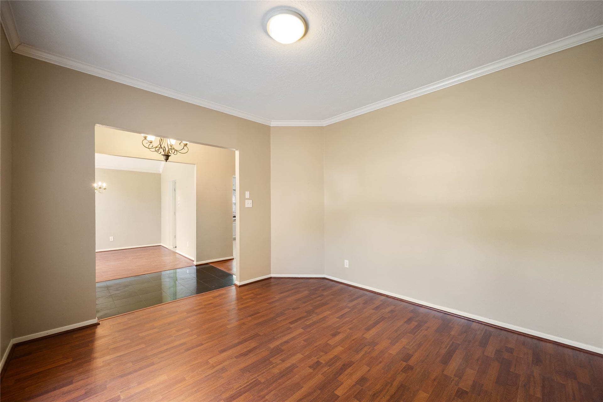 16926 Cobbler Crossing Drive, Sugar Land, TX 77498 Need a little extra room to make your own? This versatile space offers plenty of possibilities for workdays at home, quiet mornings spent on creative projects or relaxed conversation after dinner, with warm wood look laminate flooring, a neutral palette and easy connection to the formal dining room across the entry.