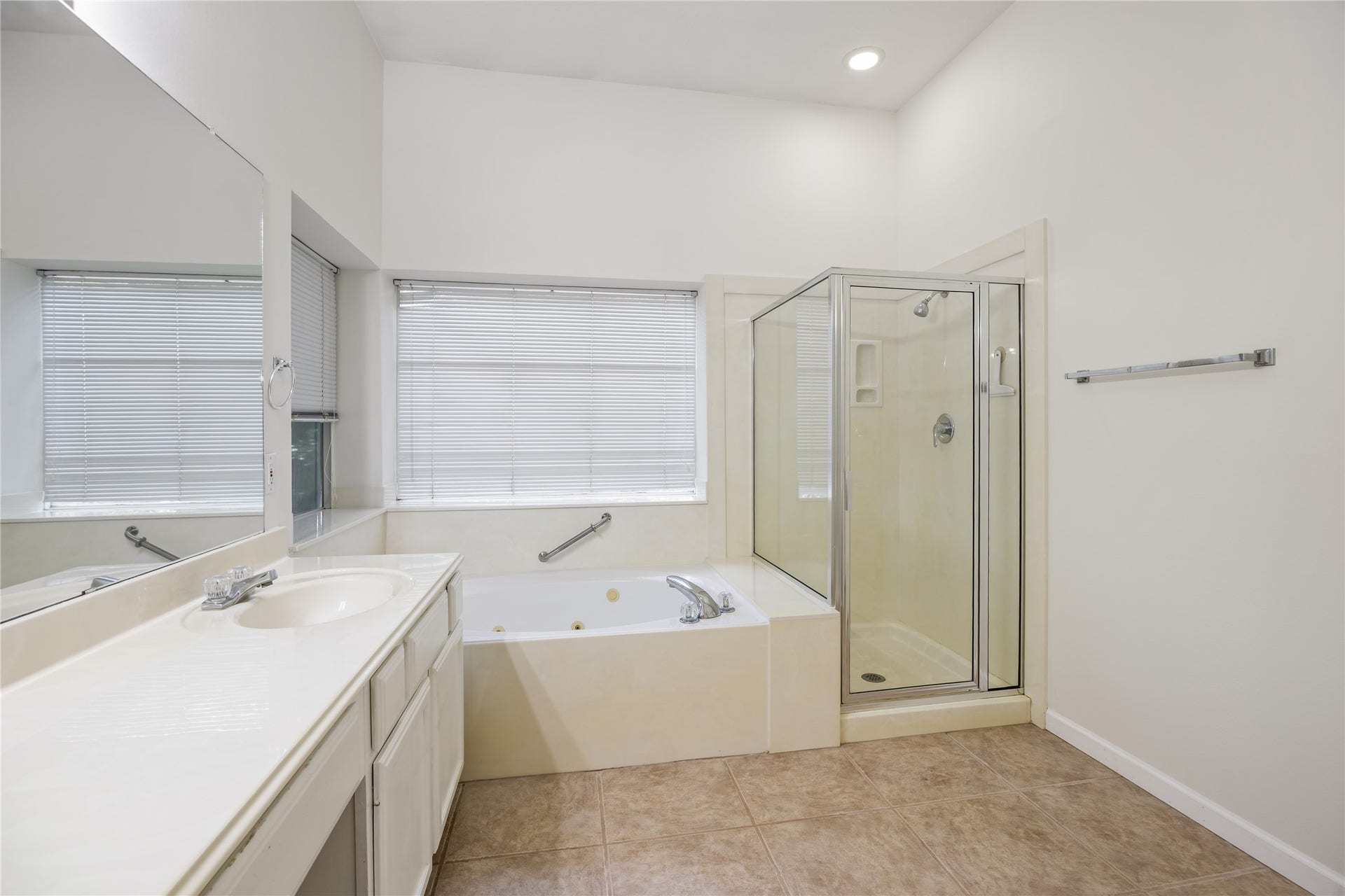 16926 Cobbler Crossing Drive, Sugar Land, TX 77498 Whether you prefer a long, lazy soak in the deep jetted tub or a refreshing rinse in the walk in shower, this private ensuite makes it easy to relax, recharge and enjoy a little time to yourself.