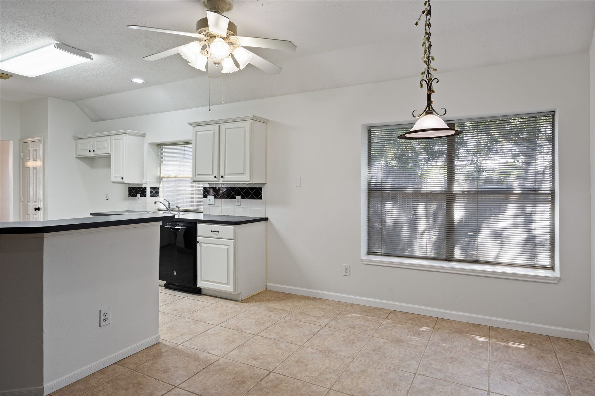 16926 Cobbler Crossing Drive, Sugar Land, TX 77498 The casual dining area keeps everyday meals easy and close to the kitchen. Tile flooring and oversized windows with shaded views make everything from morning coffee to weeknight dinners feel a little more relaxed.