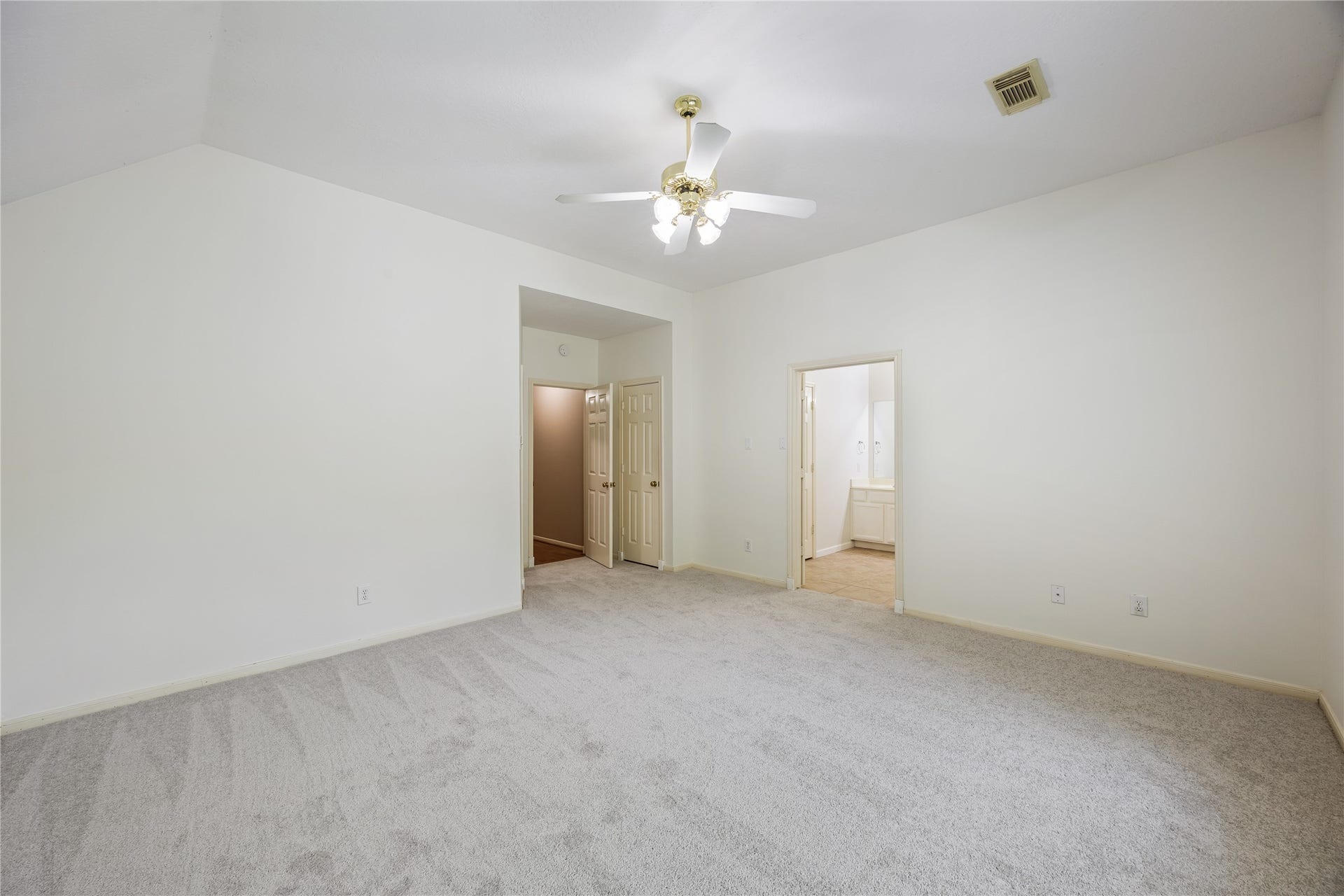16926 Cobbler Crossing Drive, Sugar Land, TX 77498 Youll have sweet dreams in this spacious suite with a large walk in closet and direct access to a private spa like ensuite. The soft neutral palette keeps the room calm and comfortable while leaving plenty of room to make it your own.