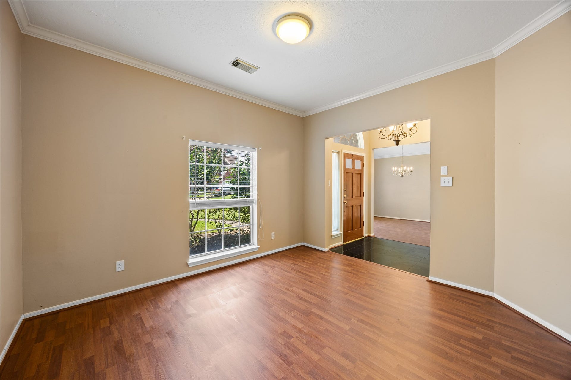 16926 Cobbler Crossing Drive, Sugar Land, TX 77498 This flexible space just off the entry is ready to fit the way you live, whether that means a quiet home office, a comfortable sitting room or a more formal living space. Wood look laminate flooring, neutral paint and front yard views keep it feeling warm and inviting, with the formal dining room just across the foyer.