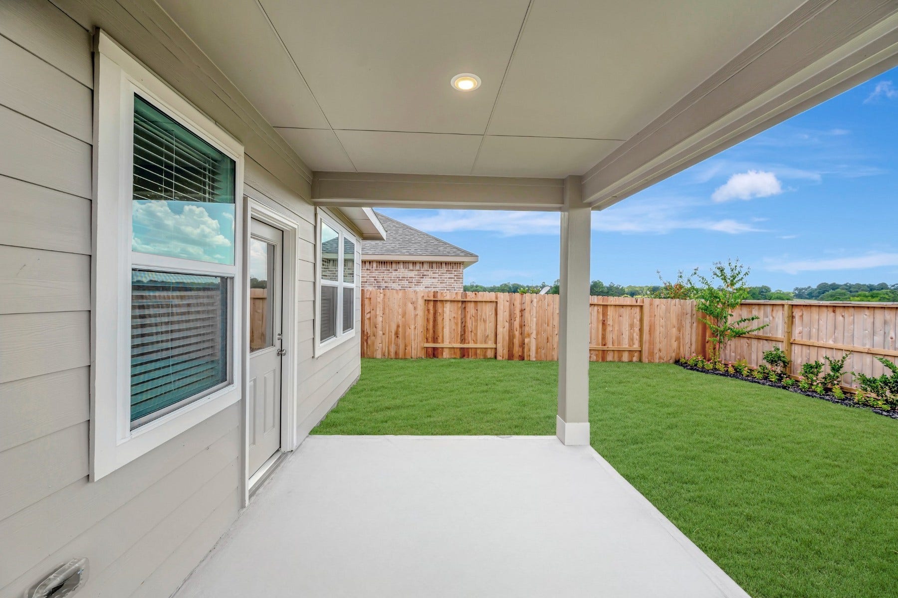 347 West Rose Marie Lane, Montgomery, TX 77356 Enjoy the outdoors on the covered patio