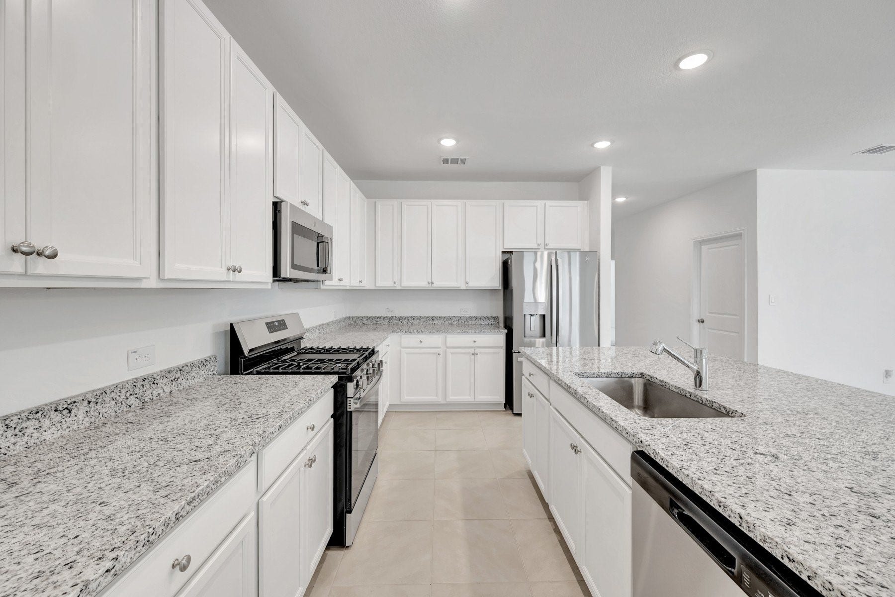 347 West Rose Marie Lane, Montgomery, TX 77356 Chef-worthy kitchen