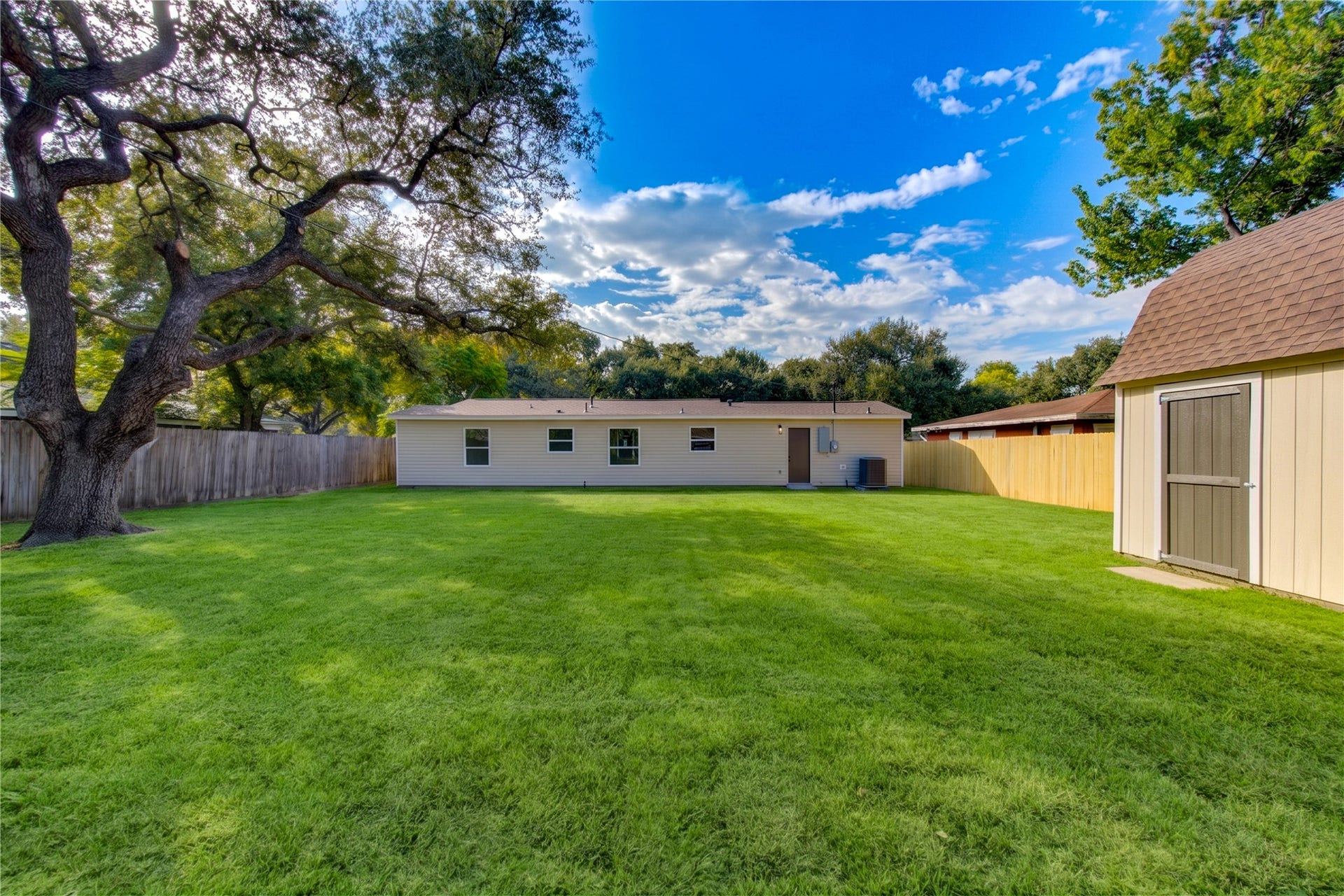 1110 18th Avenue N, Texas City, TX 77590 1110 18th Avenue N, Texas City, TX 77590