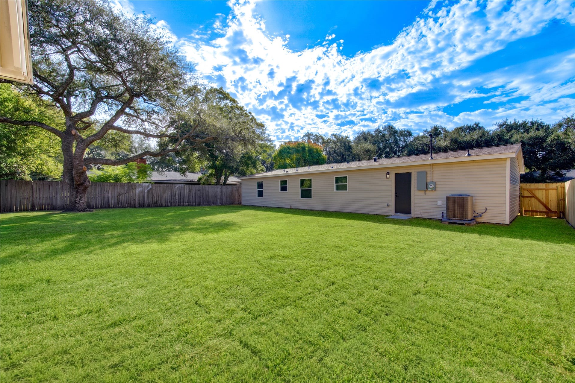 1110 18th Avenue N, Texas City, TX 77590 1110 18th Avenue N, Texas City, TX 77590