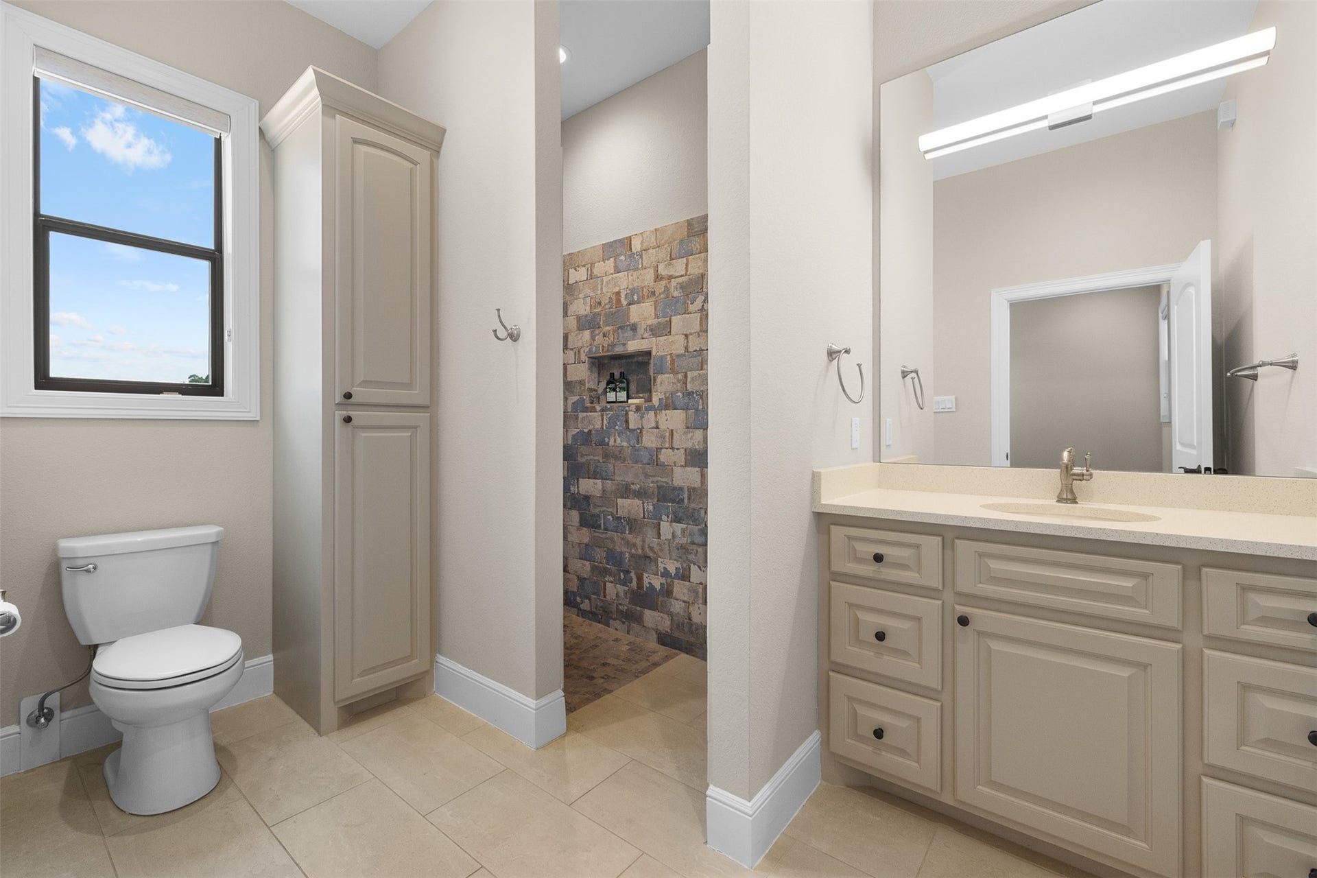 30163 High Spirit Ranch Road, Hempstead, TX 77445 Full ensuite bath for the barn guest suite.