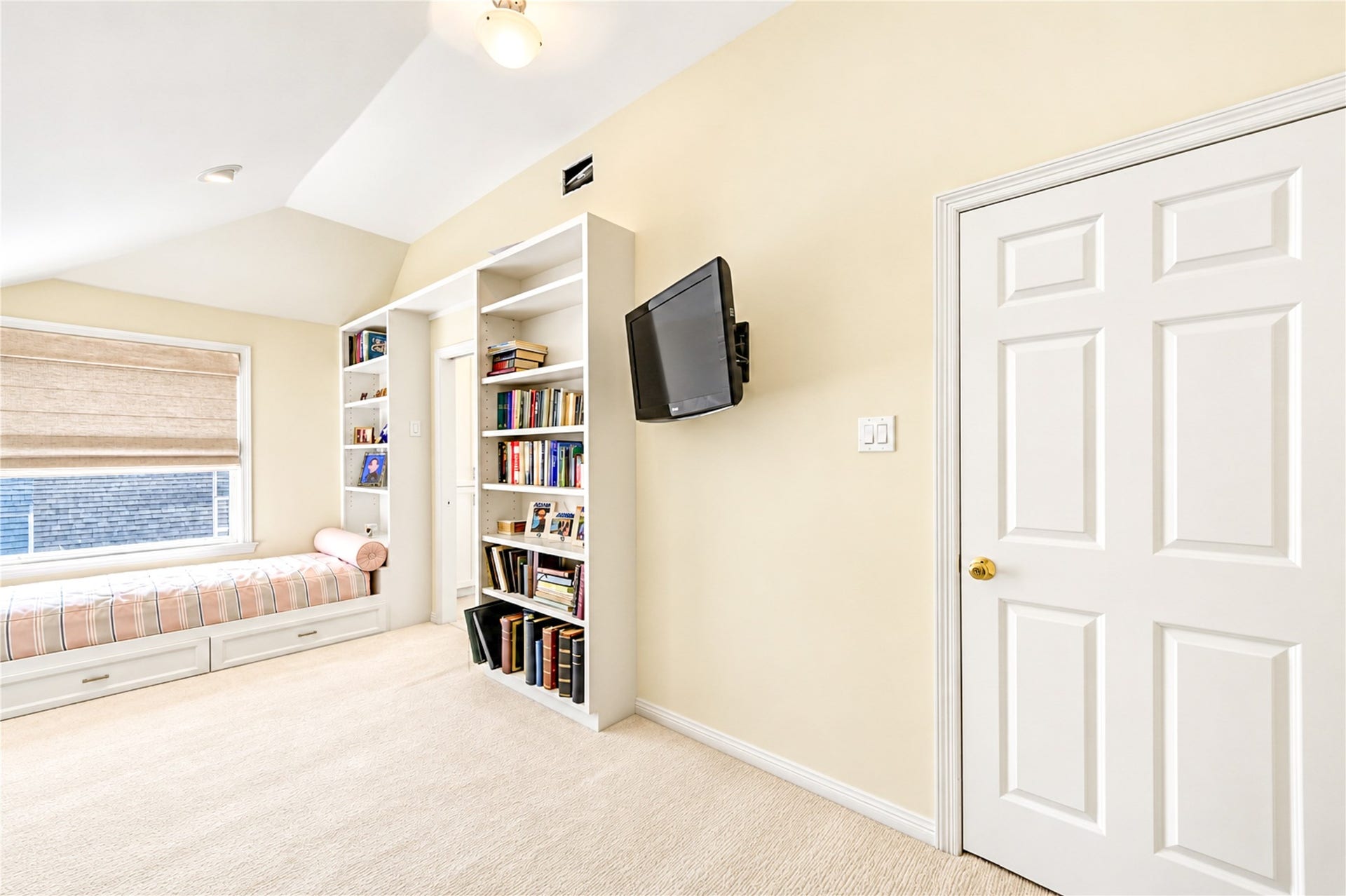 4 Milan Estates, Houston, TX 77056 A custom built-in twin daybed with integrated storage and bookshelves brings thoughtful design and versatility to this third-floor bedroom.