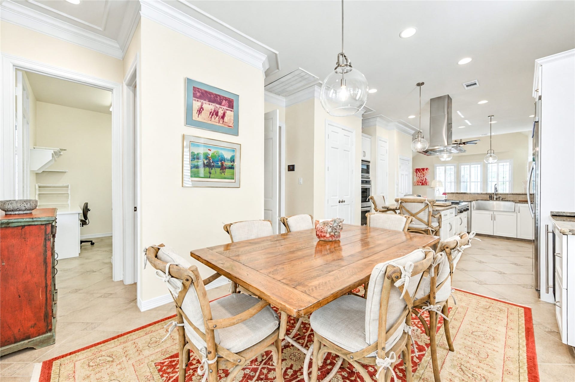 4 Milan Estates, Houston, TX 77056 The inviting breakfast area features tile flooring and crown molding, with an open connection to the beautifully appointed island kitchen.