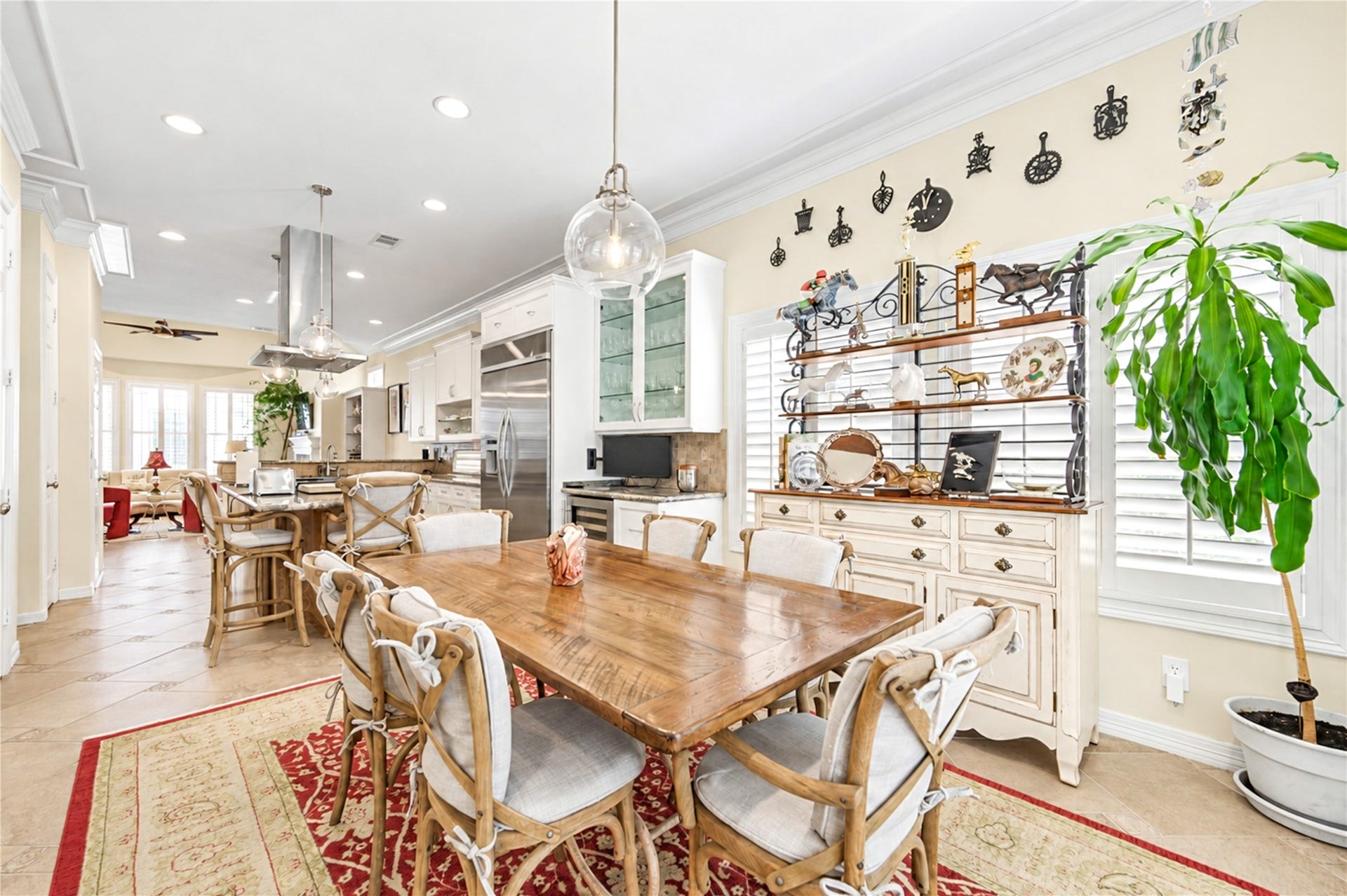 4 Milan Estates, Houston, TX 77056 The kitchen opens to a sunlit breakfast area with tile flooring, shuttered windows and crown molding.