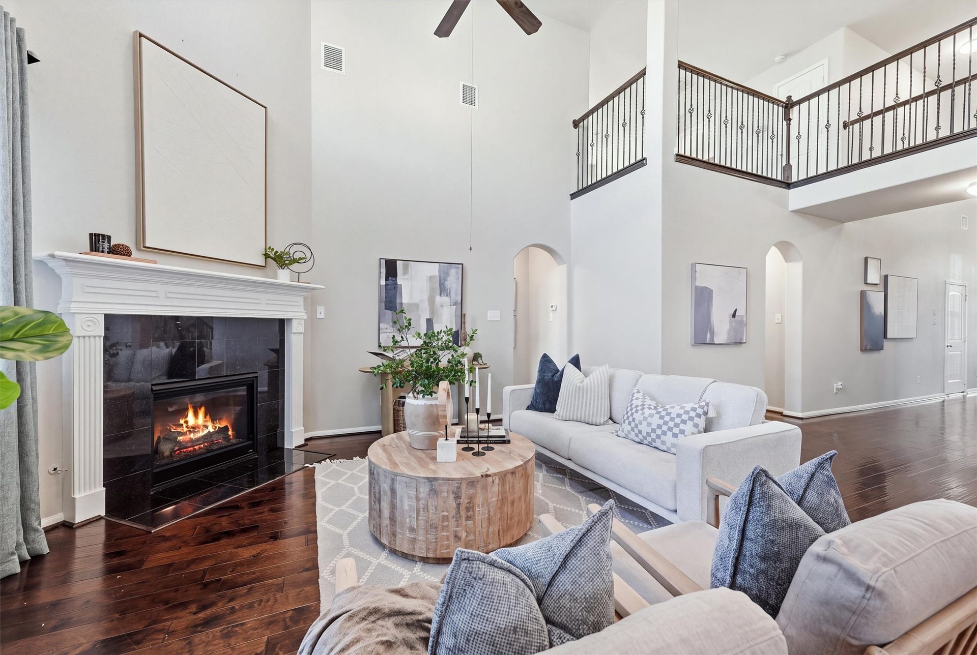 404 Westwood Drive, League City, TX 77573 Soaring ceiling on well appointed Living Area