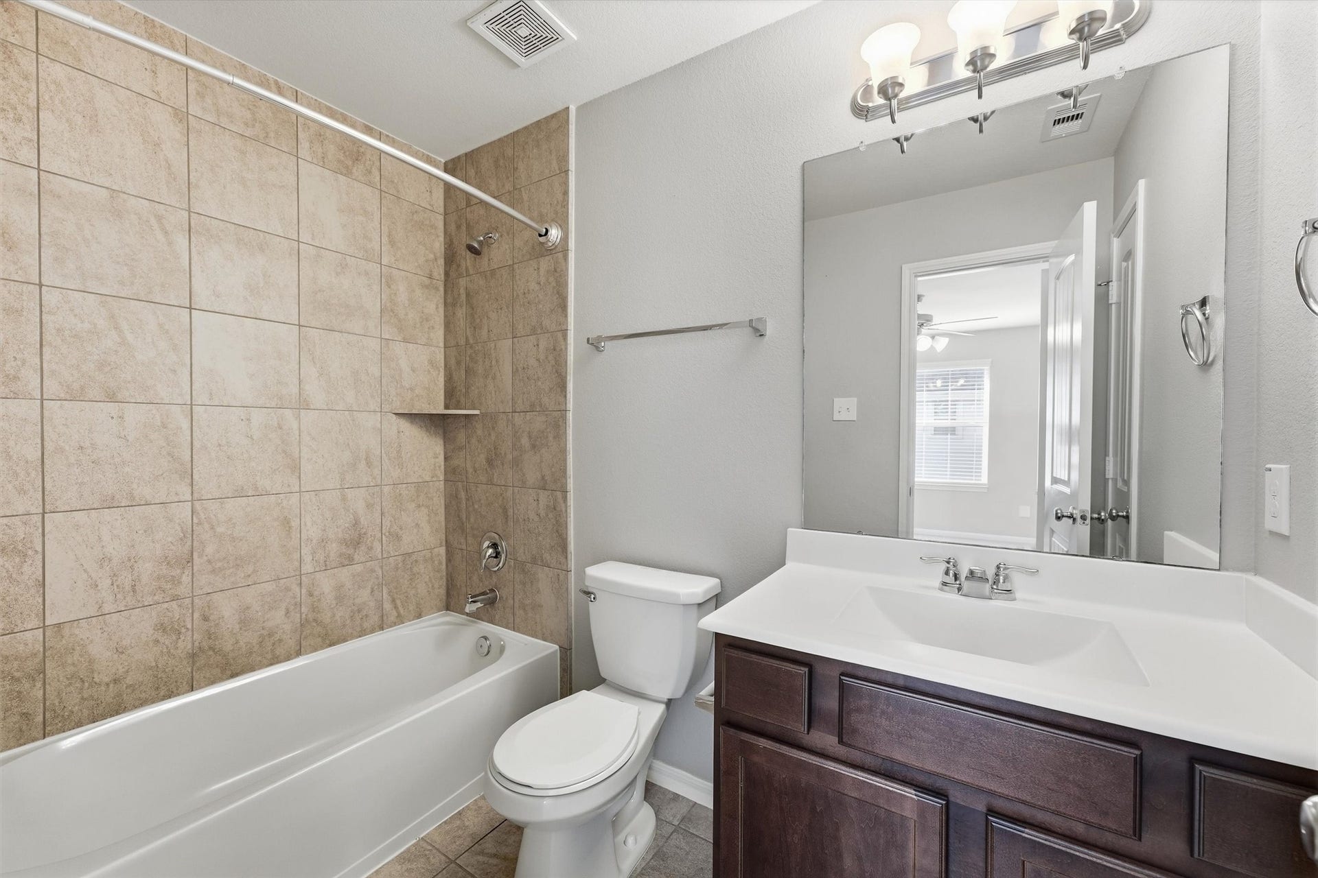 404 Westwood Drive, League City, TX 77573 En-Suite Secondary Bathroom Upstairs