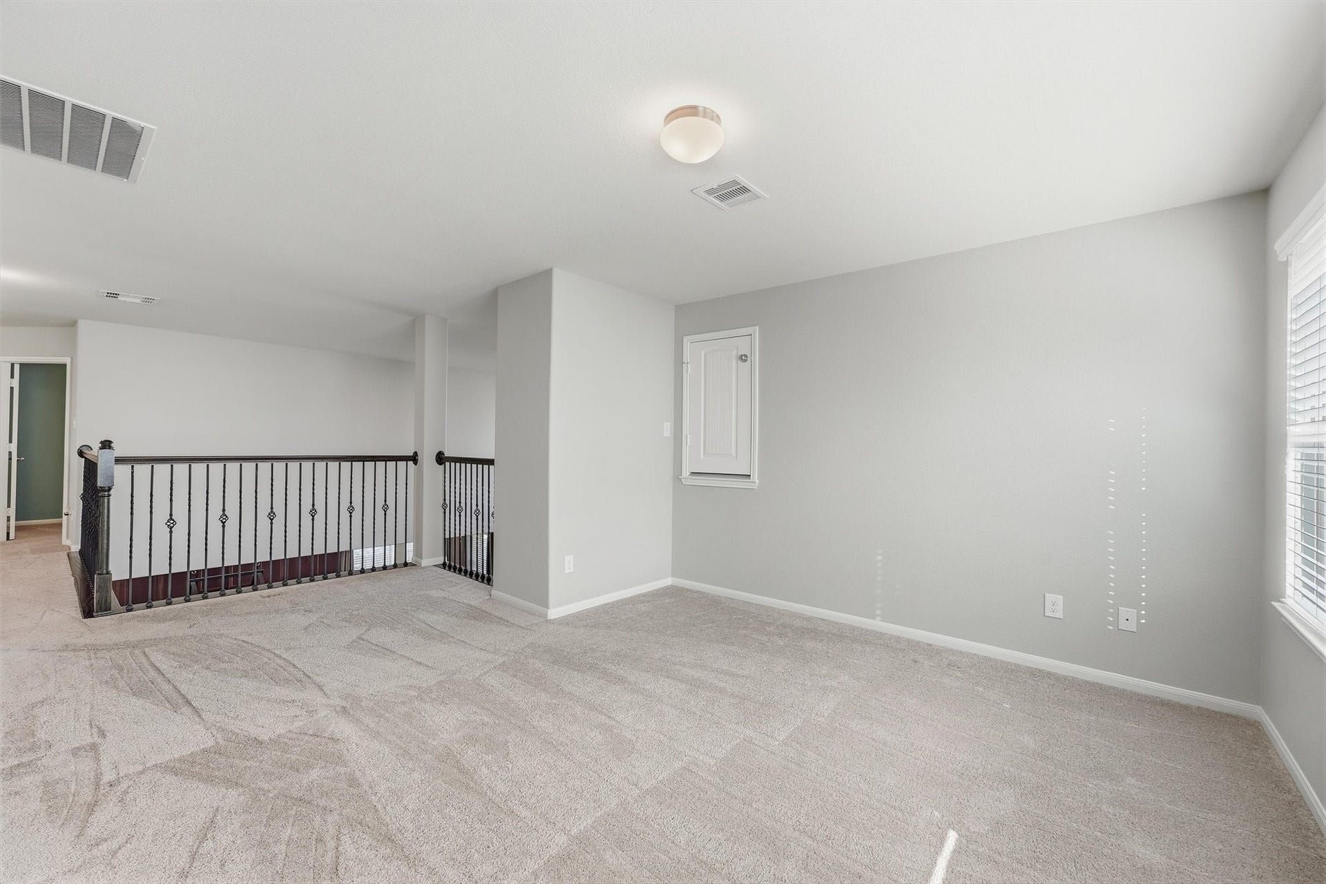 404 Westwood Drive, League City, TX 77573 Family Room/Game Room Upstairs