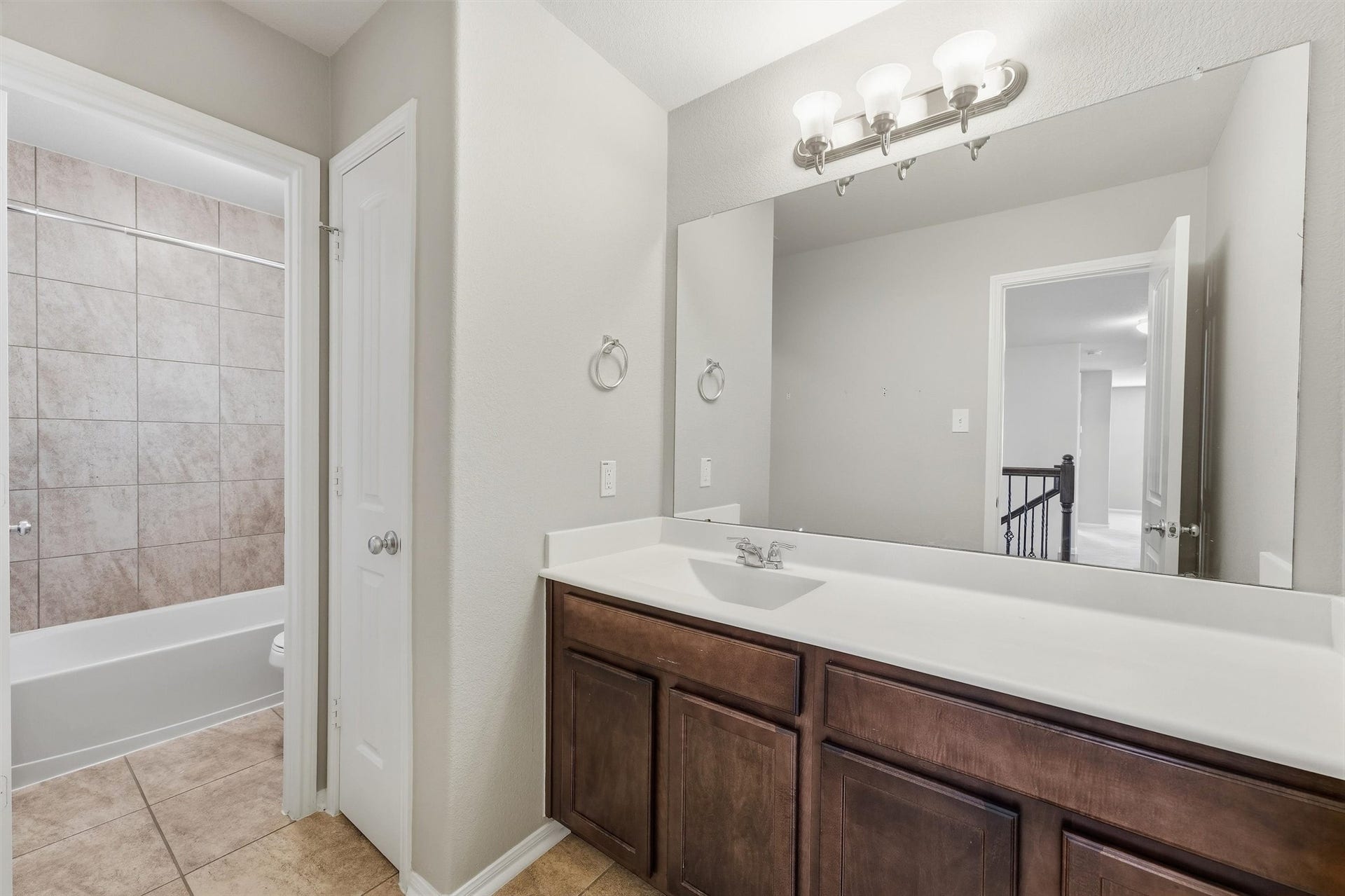 404 Westwood Drive, League City, TX 77573 Upstairs shared bathroom