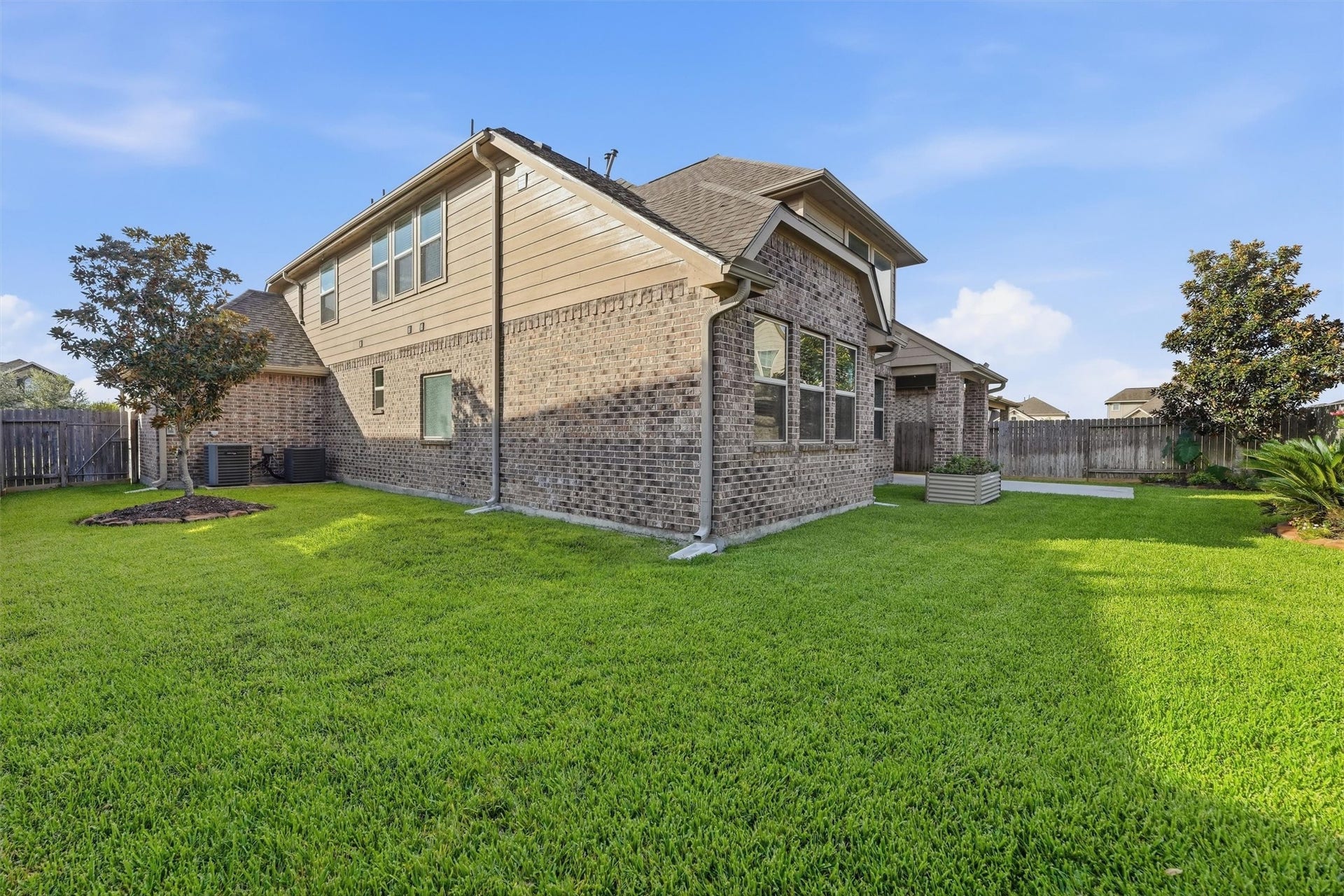 404 Westwood Drive, League City, TX 77573 Beautifully maintained fully fenced backyard