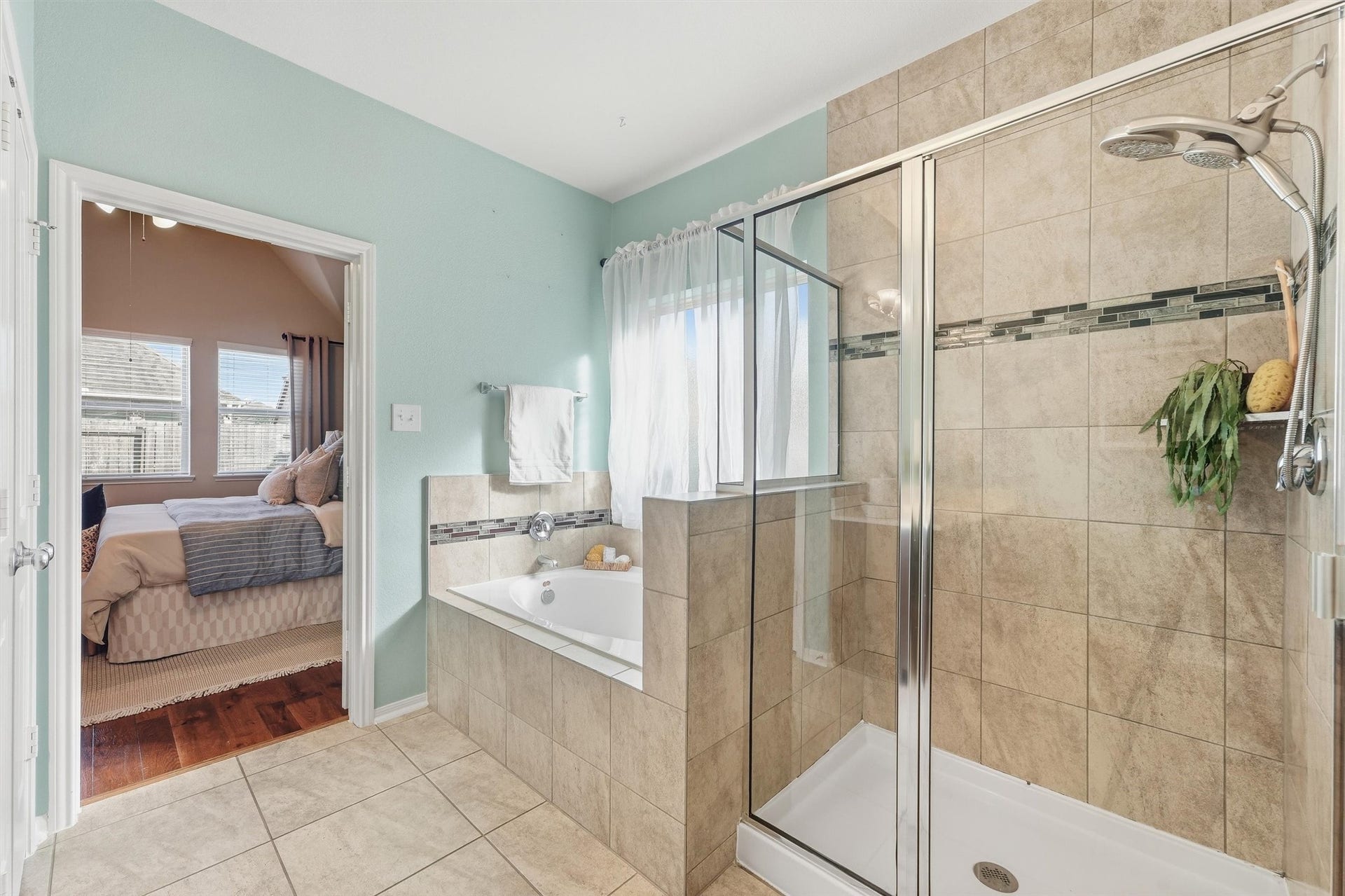 404 Westwood Drive, League City, TX 77573 Primary Bathroom