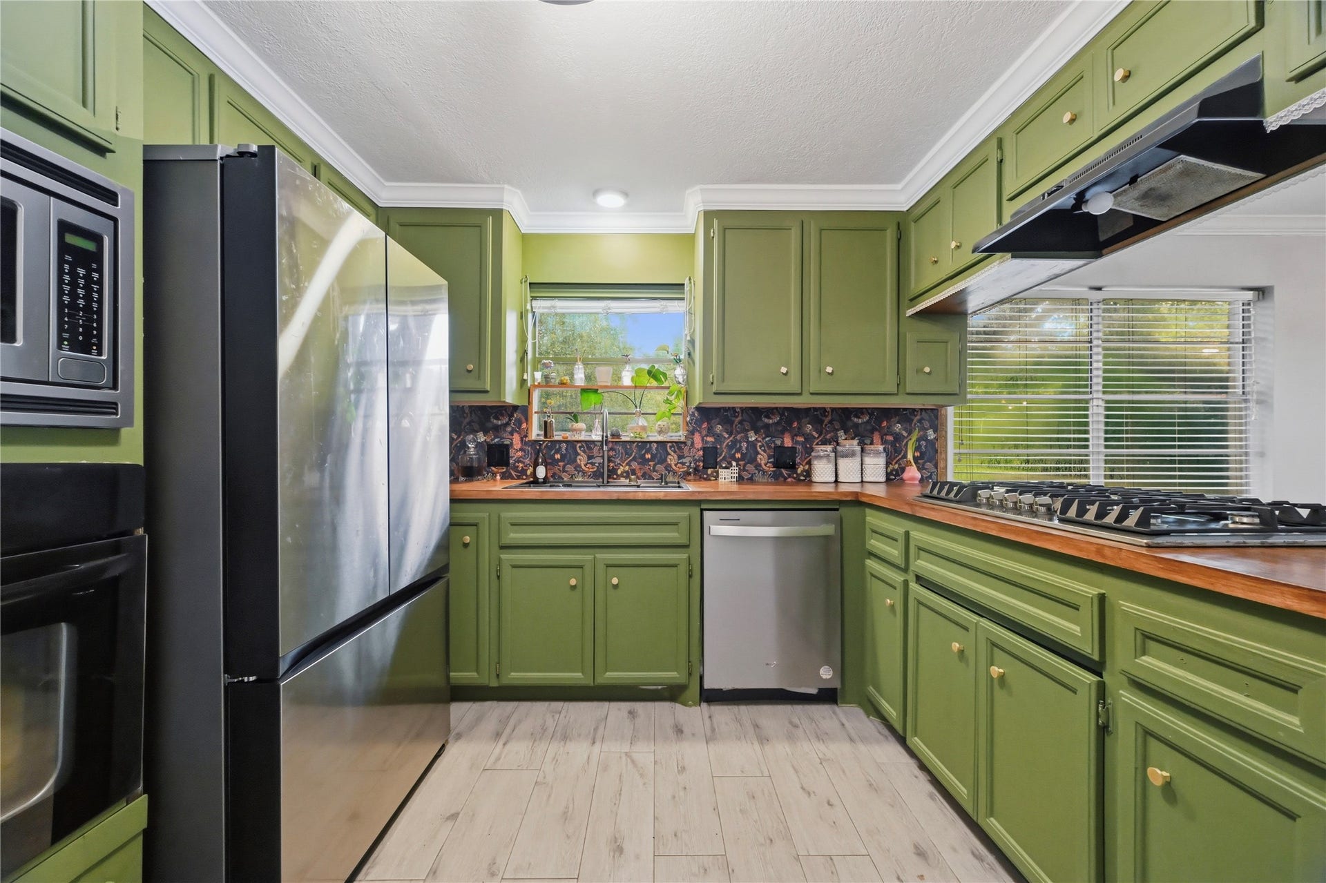15810 Acapulco Drive, Jersey Village, TX 77040 Stylish kitchen with an open layout and breakfast bar