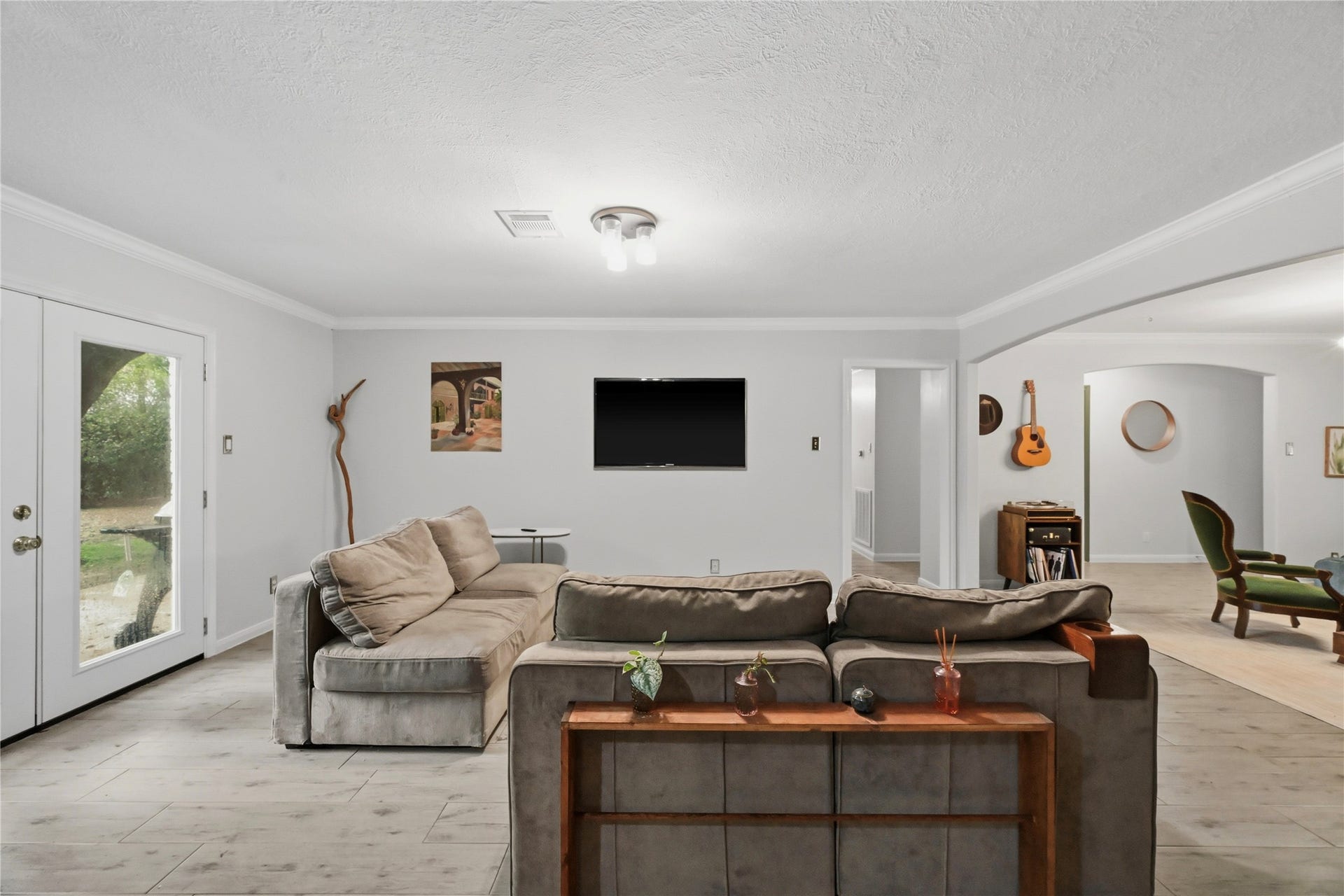 15810 Acapulco Drive, Jersey Village, TX 77040 Cozy yet elegant living room with plenty of seating space