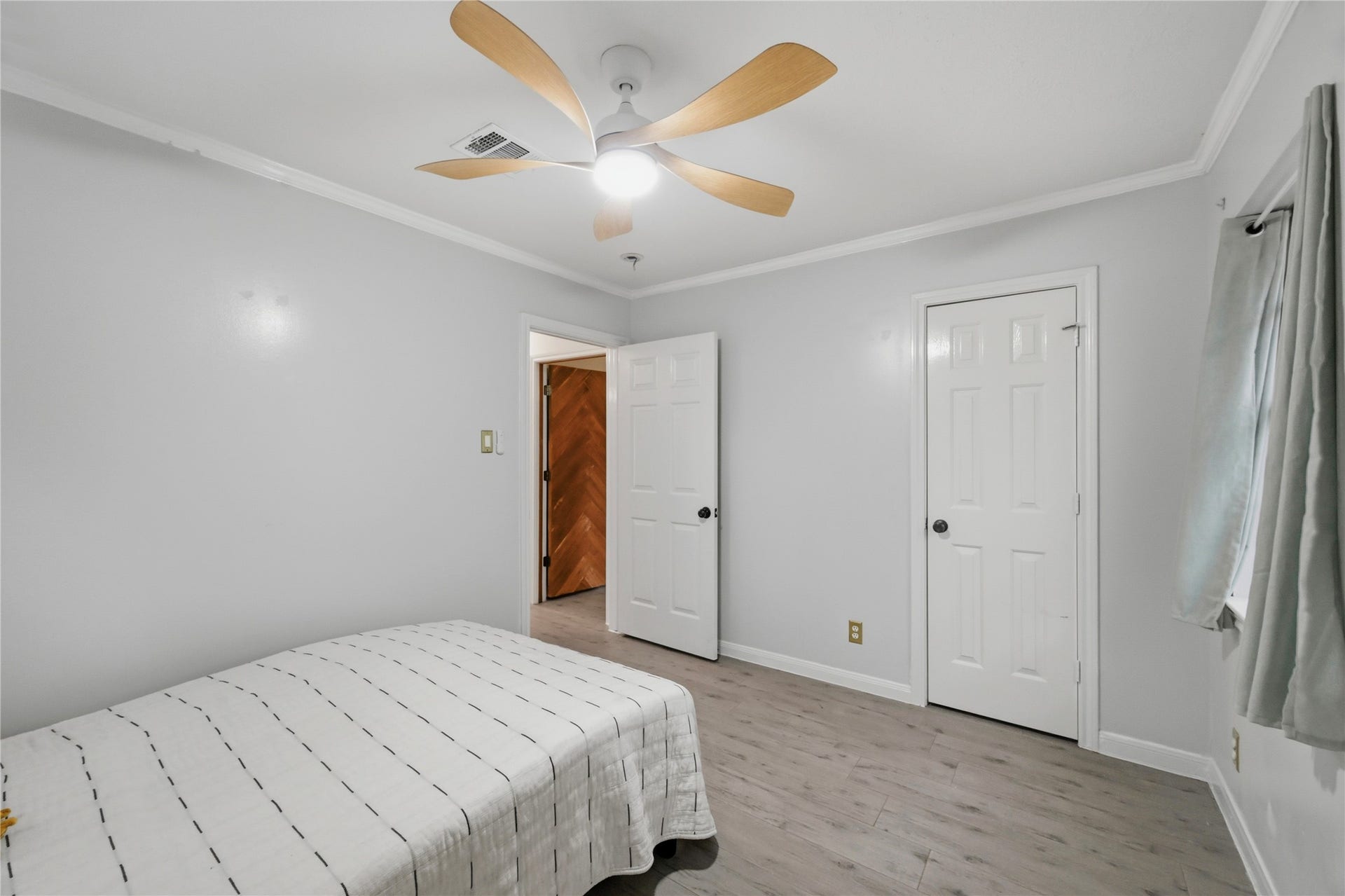 15810 Acapulco Drive, Jersey Village, TX 77040 Secondary bedrooms with walk in closets