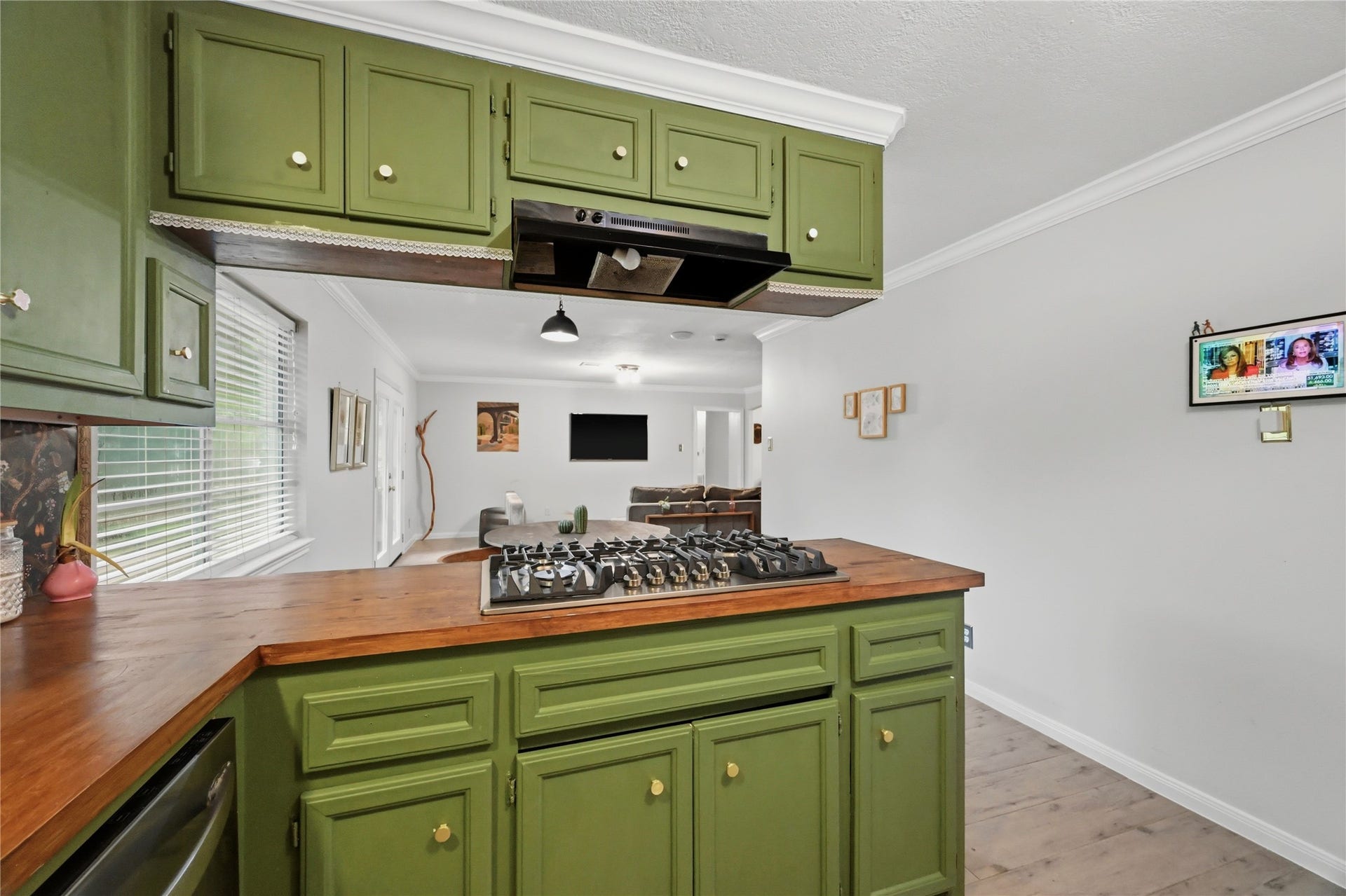 15810 Acapulco Drive, Jersey Village, TX 77040 Gourmet kitchen with modern finishes and ample counter space