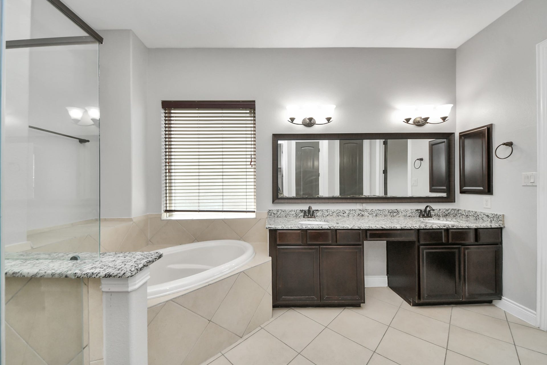 9422 Brannok Lane, Tomball, TX 77375 Primary bath