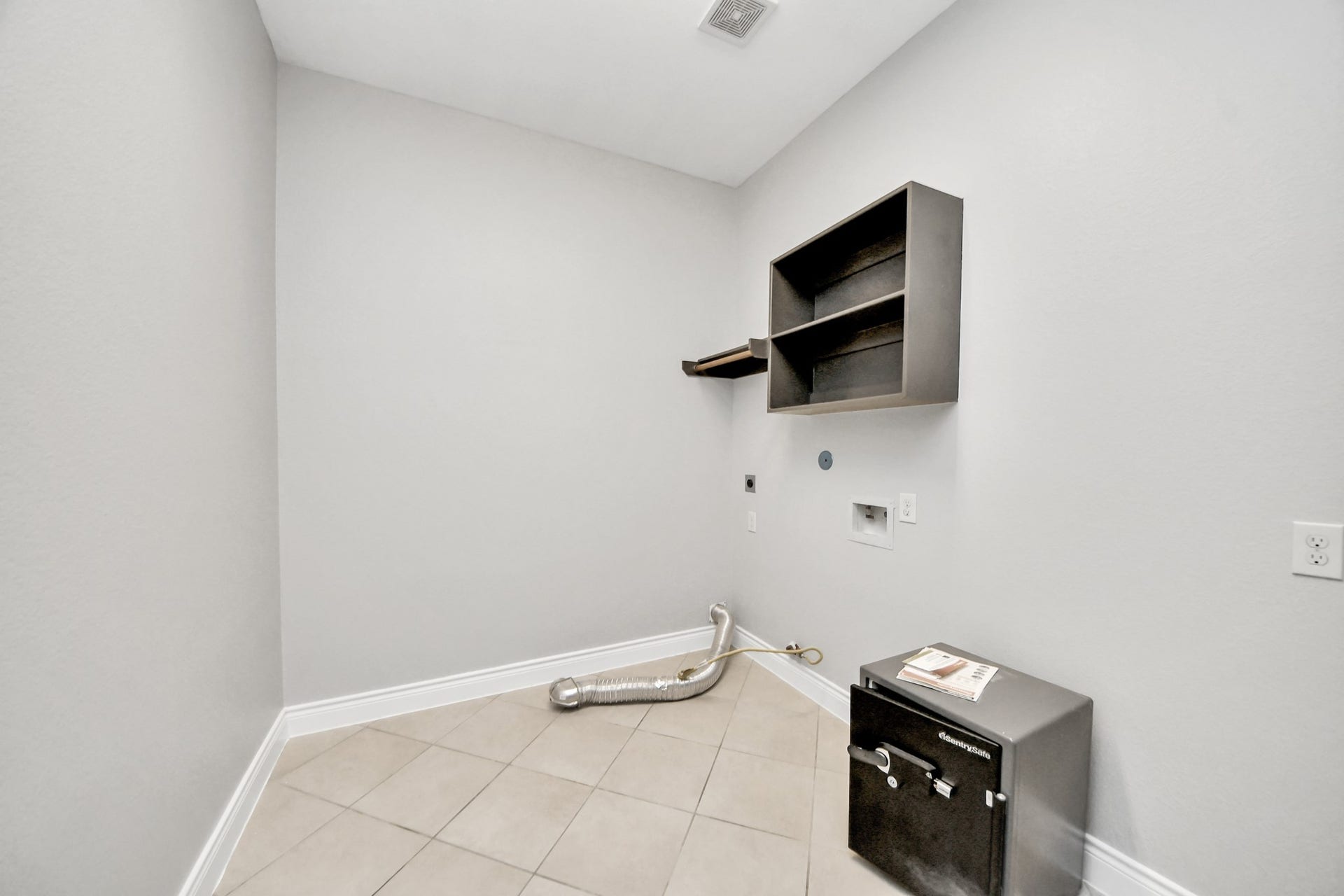 9422 Brannok Lane, Tomball, TX 77375 Mud Room