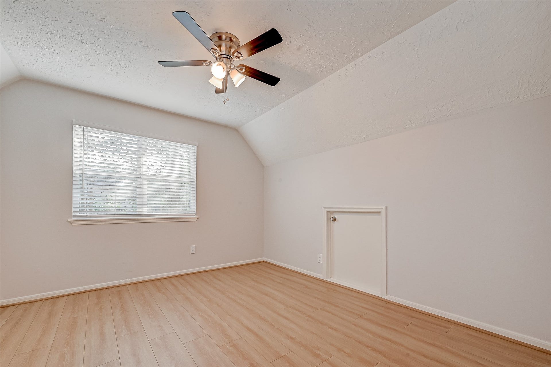 318 Pine Manor Drive, Conroe, TX 77385 318 Pine Manor Drive, Conroe, TX 77385