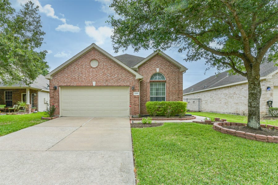 Property photo for 2409 Ameno Drive, Pearland, TX