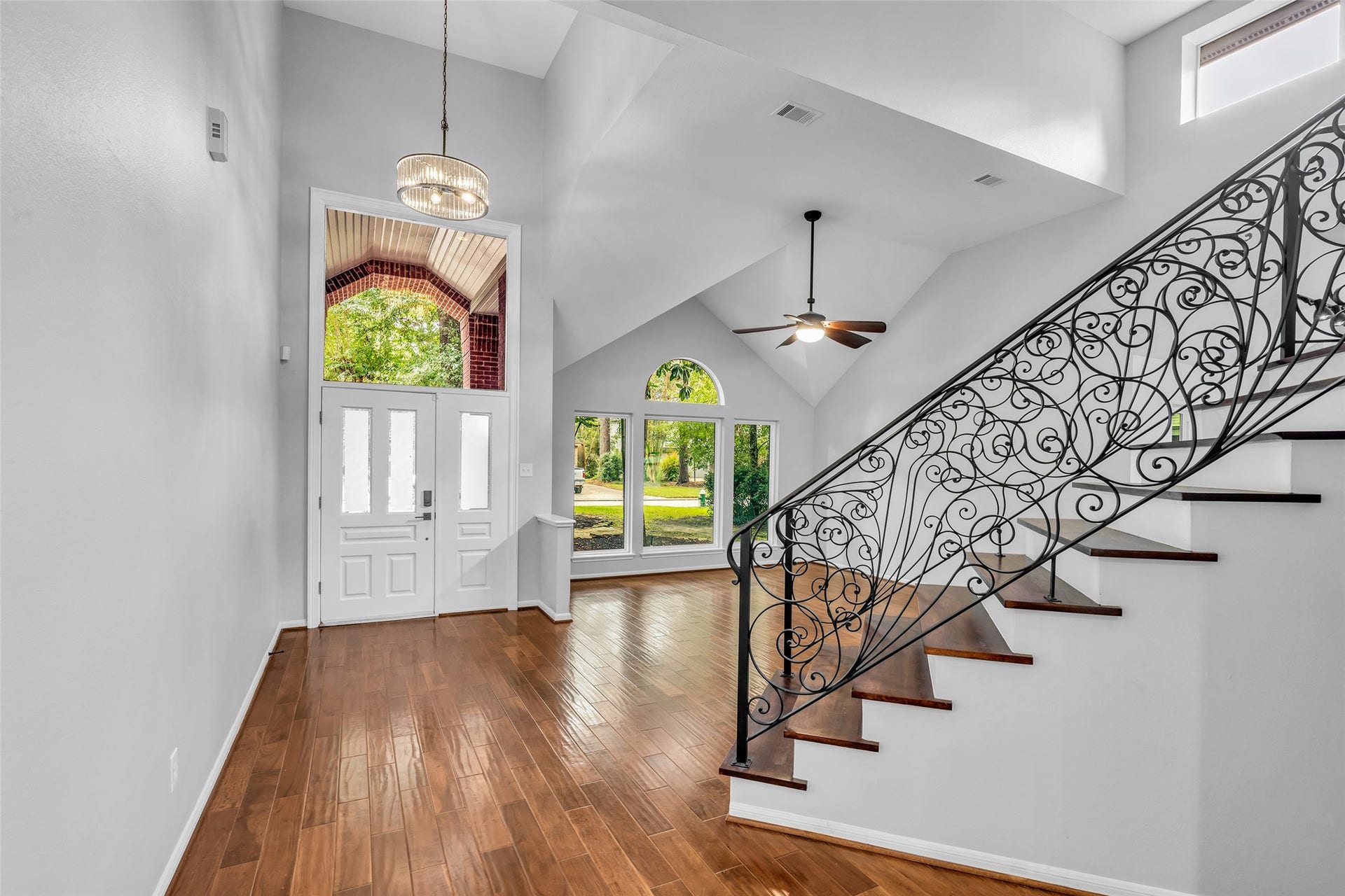 54 Sky Terrace Place, The Woodlands, TX 77381 Another view from the main entry showcasing the spacious living area