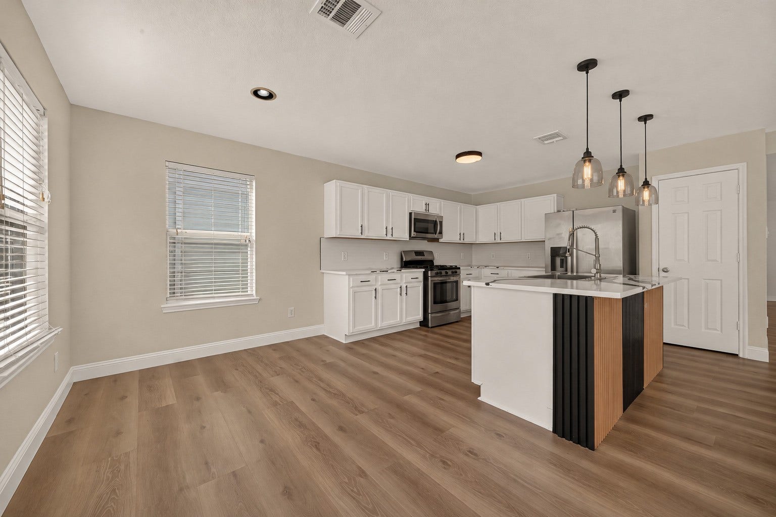 2662 Skyview Glen Court, Houston, TX 77047 Set beside the kitchen, this bright breakfast corner benefits from natural light streaming through the windows. A nearby glass-paneled door provides direct access to the backyard, adding a convenient connection between indoor dining and outdoor enjoyment.