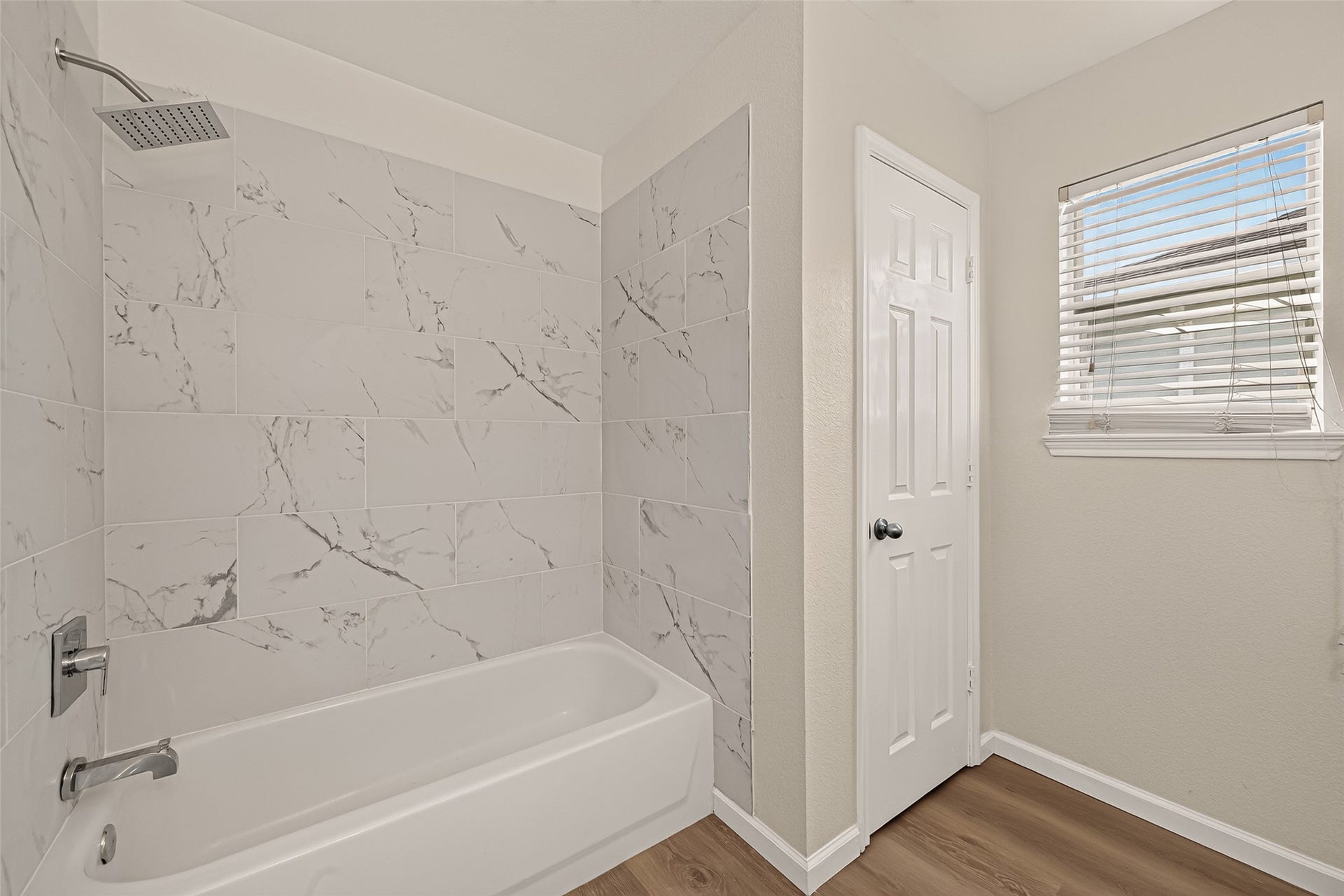 2662 Skyview Glen Court, Houston, TX 77047 The tub-and-shower combination provides flexibility for both a quick morning routine and a relaxing soak.