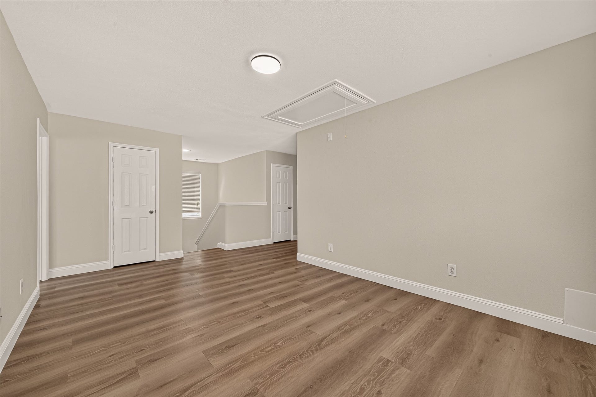 2662 Skyview Glen Court, Houston, TX 77047 The upstairs landing opens into a spacious game room, where the warm wood-look flooring continues the home's consistent theme. The open footprint lends itself to recreation, hobbies, or a secondary lounge away from the main living areas.