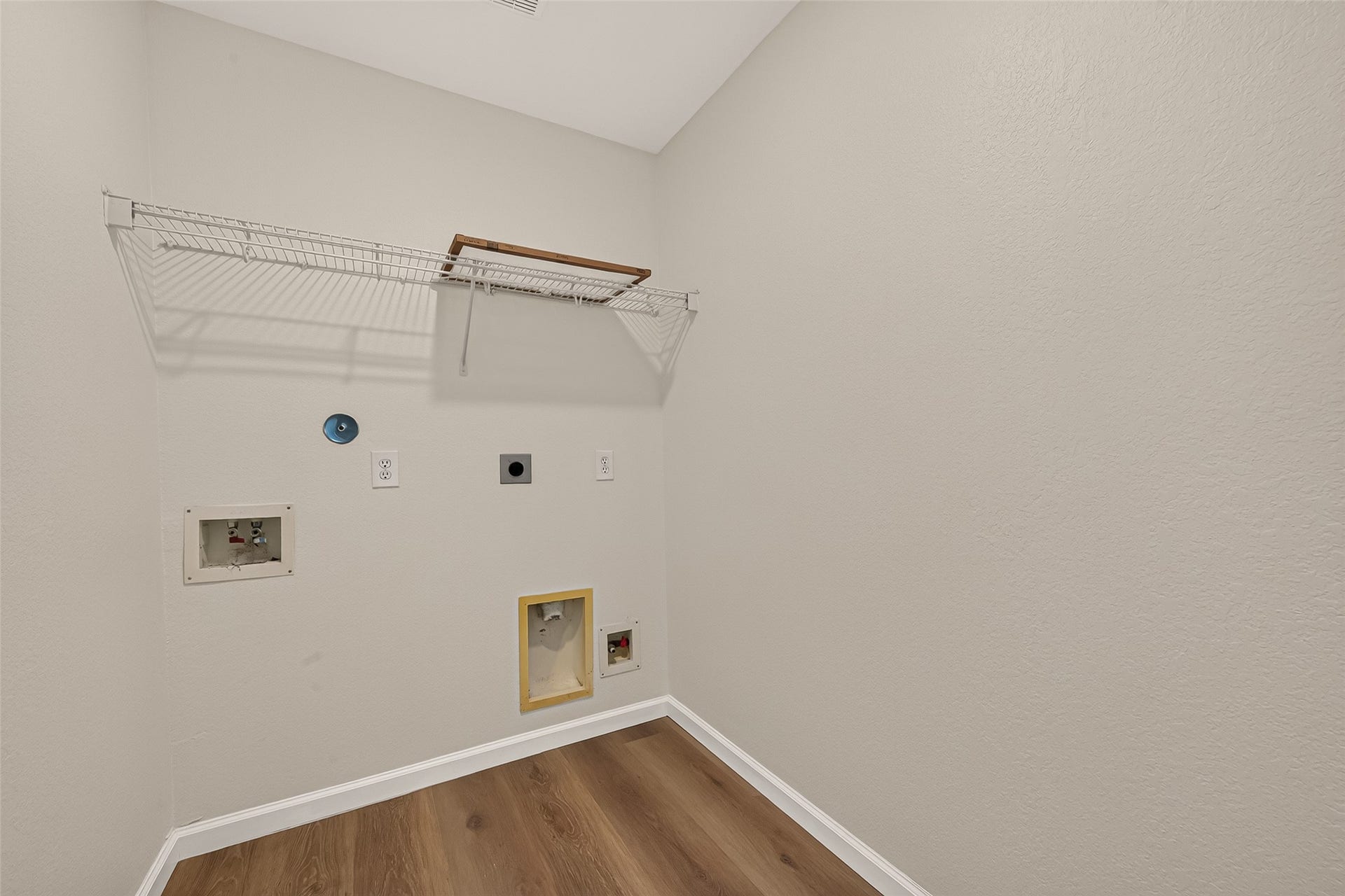 2662 Skyview Glen Court, Houston, TX 77047 A built-in rack above the washer and dryer area makes use of vertical space, providing a handy spot for laundry essentials while keeping the home's chore routine organized.