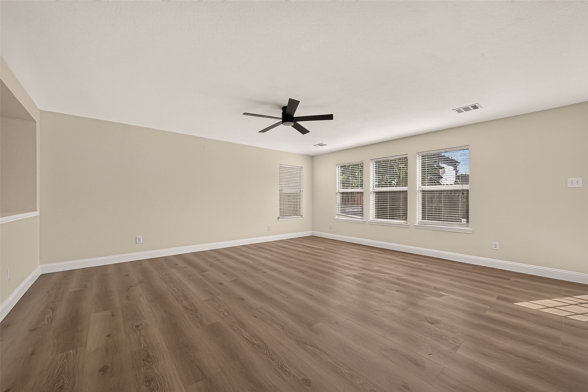 2662 Skyview Glen Court, Houston, TX 77047 The sizable area opposite the kitchen presents another opportunity to shape the home's layout around your needs, whether as a relaxed lounge or an extension of the main living space. Backyard views bring an outdoor focal point into the room.