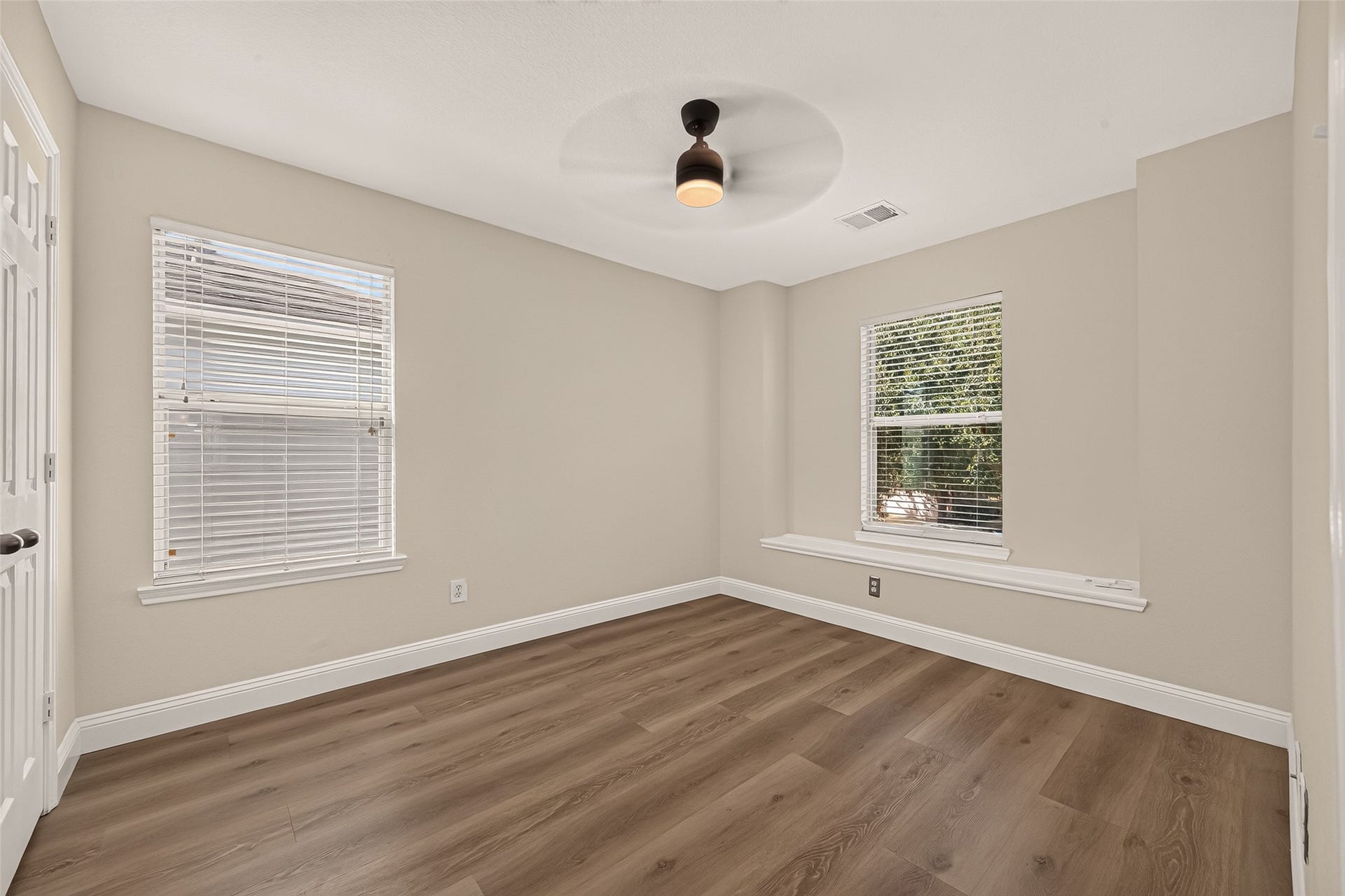 2662 Skyview Glen Court, Houston, TX 77047 Soft neutral tones and a ceiling fan establish a relaxed setting, while the charming window seat adds a distinctive detail and a cozy spot to read, pause, or enjoy the natural light.