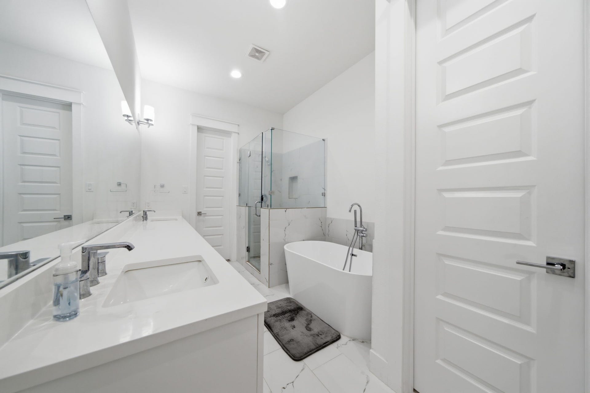 2533 Hollister Street, Houston, TX 77080 Primary Bathroom