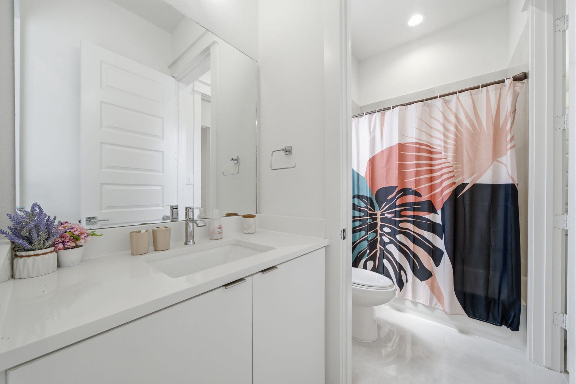 2533 Hollister Street, Houston, TX 77080 Guest Bathroom