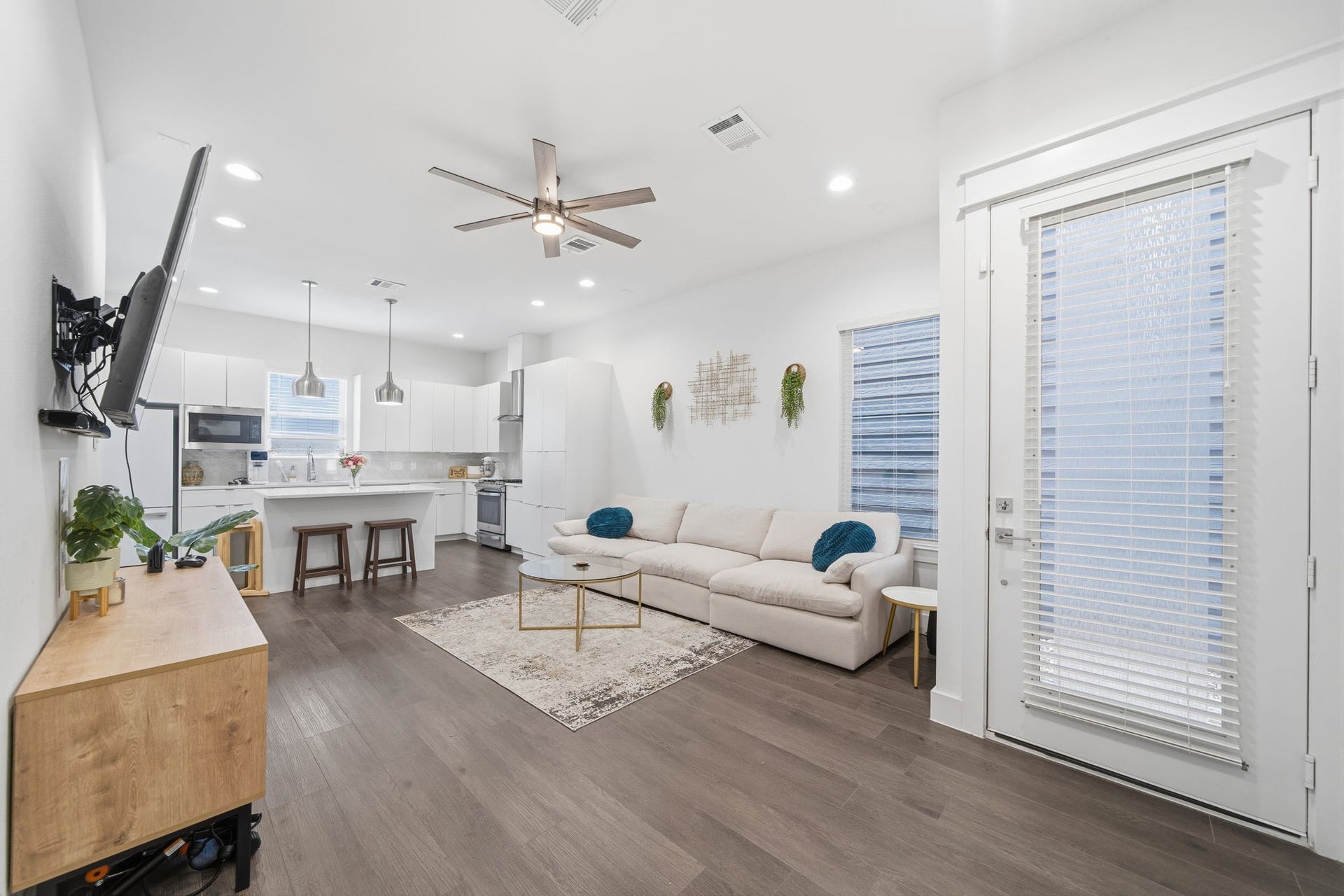 2533 Hollister Street, Houston, TX 77080 Living room