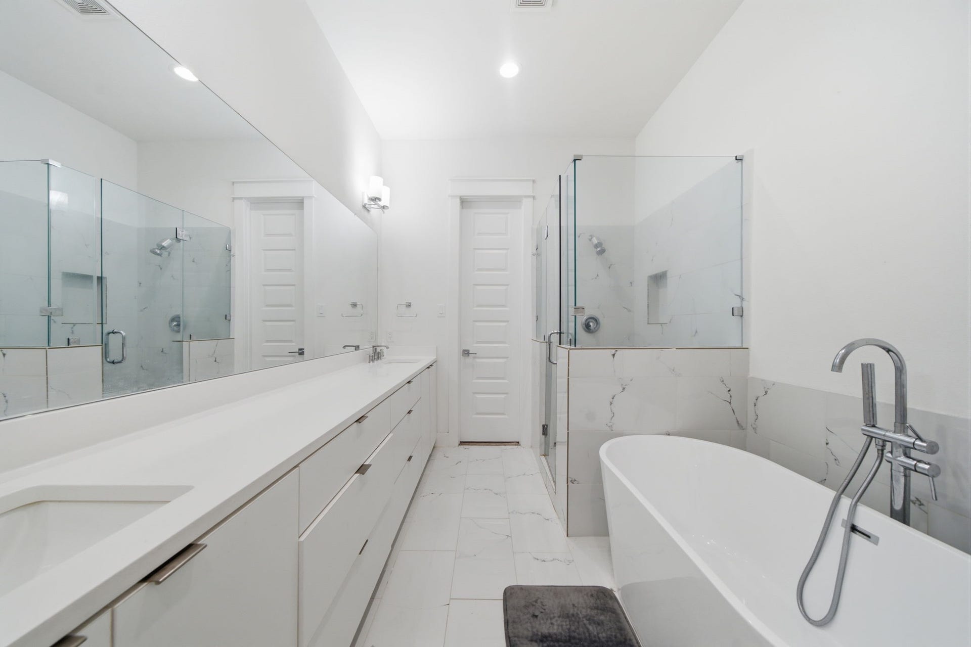 2533 Hollister Street, Houston, TX 77080 Primary Bathroom
