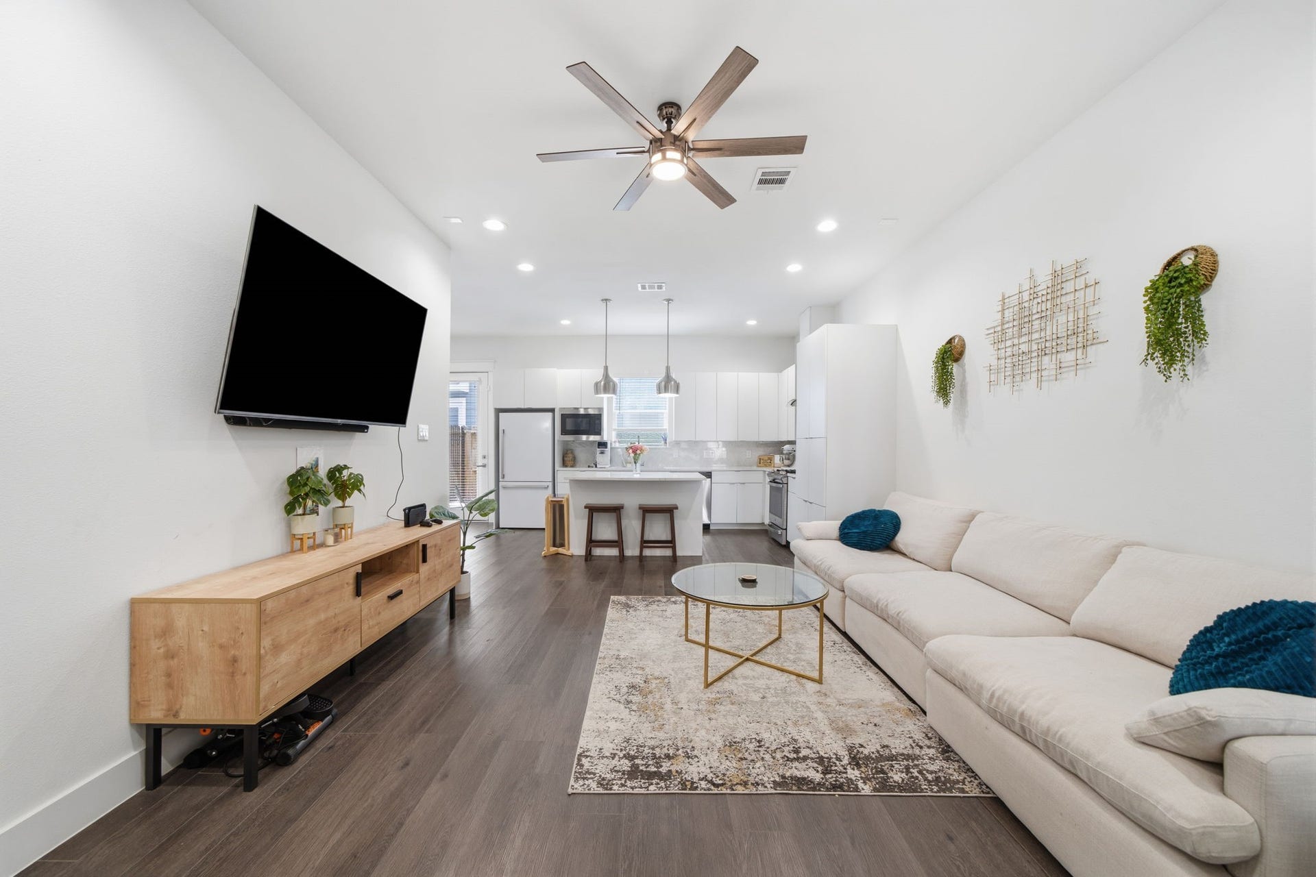 2533 Hollister Street, Houston, TX 77080 Living room