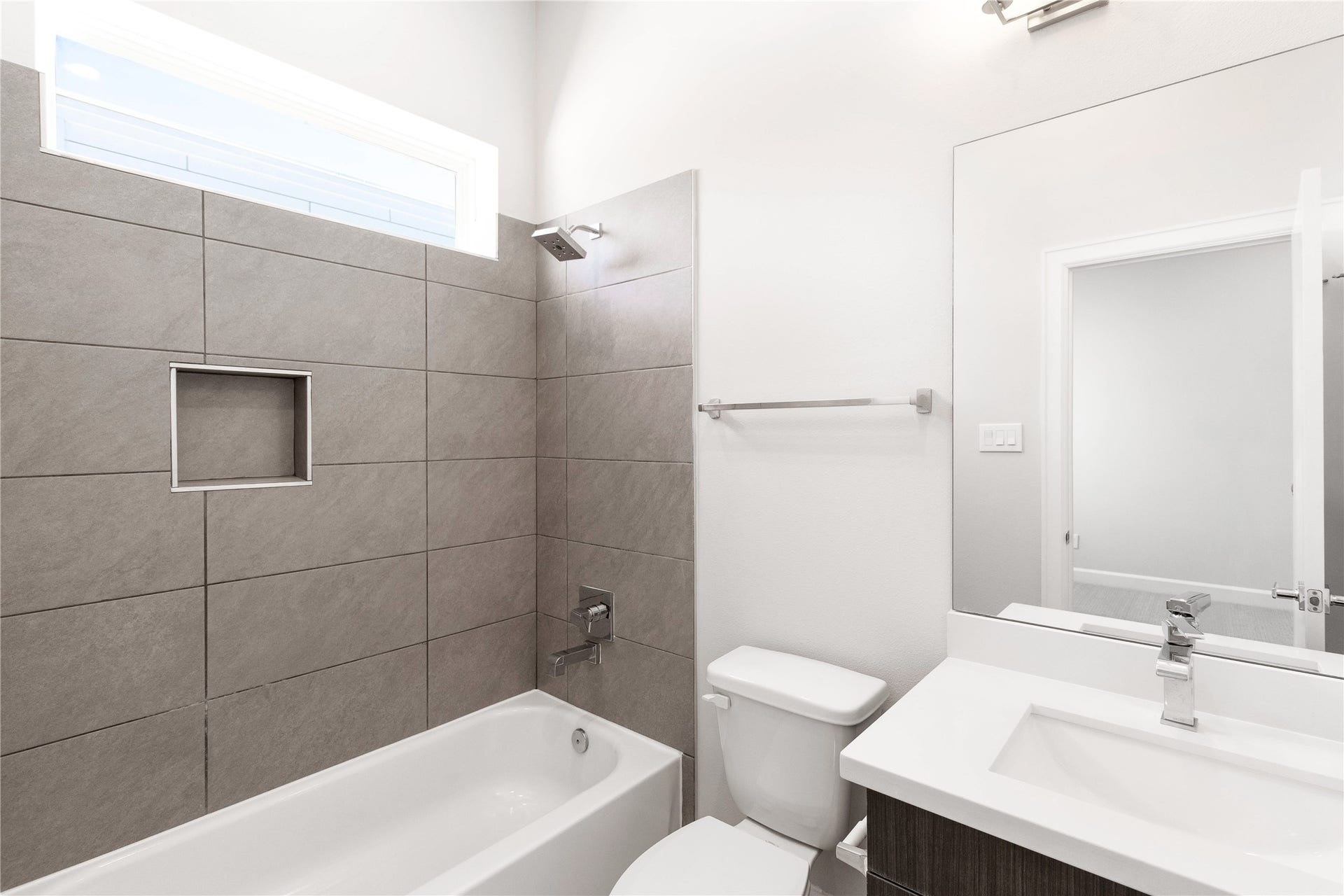 3111 La Branch Street, Houston, TX 77004 Ensuite bathroom with shower/bathtub combo.