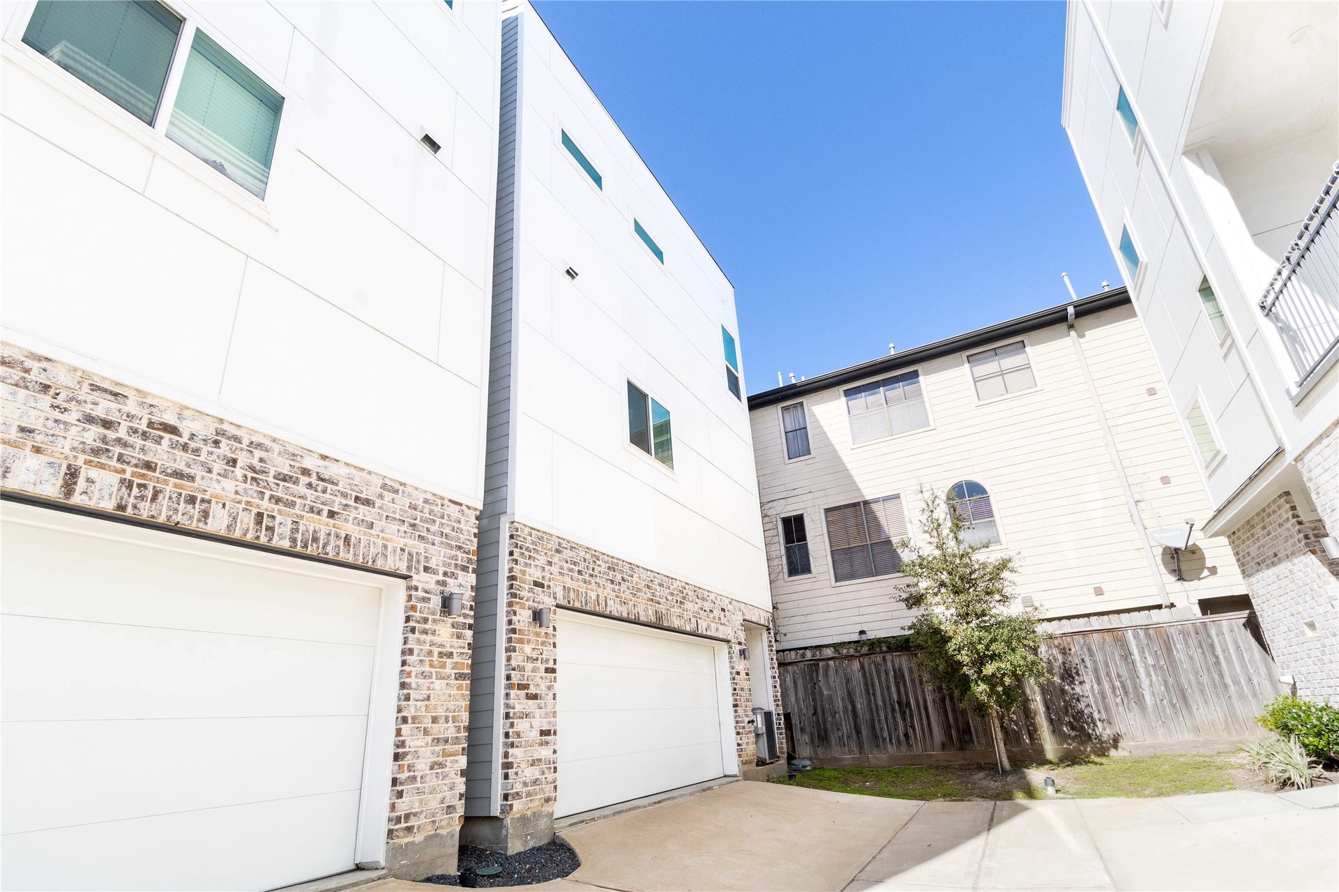 3111 La Branch Street, Houston, TX 77004 Garage entrance