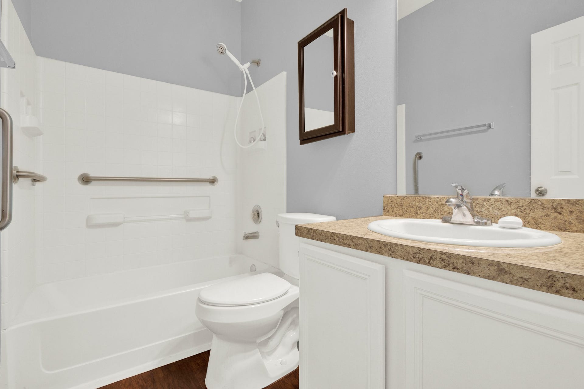 13425 Raintree Drive, Montgomery, TX 77356 Shared bath for secondary bedrooms.